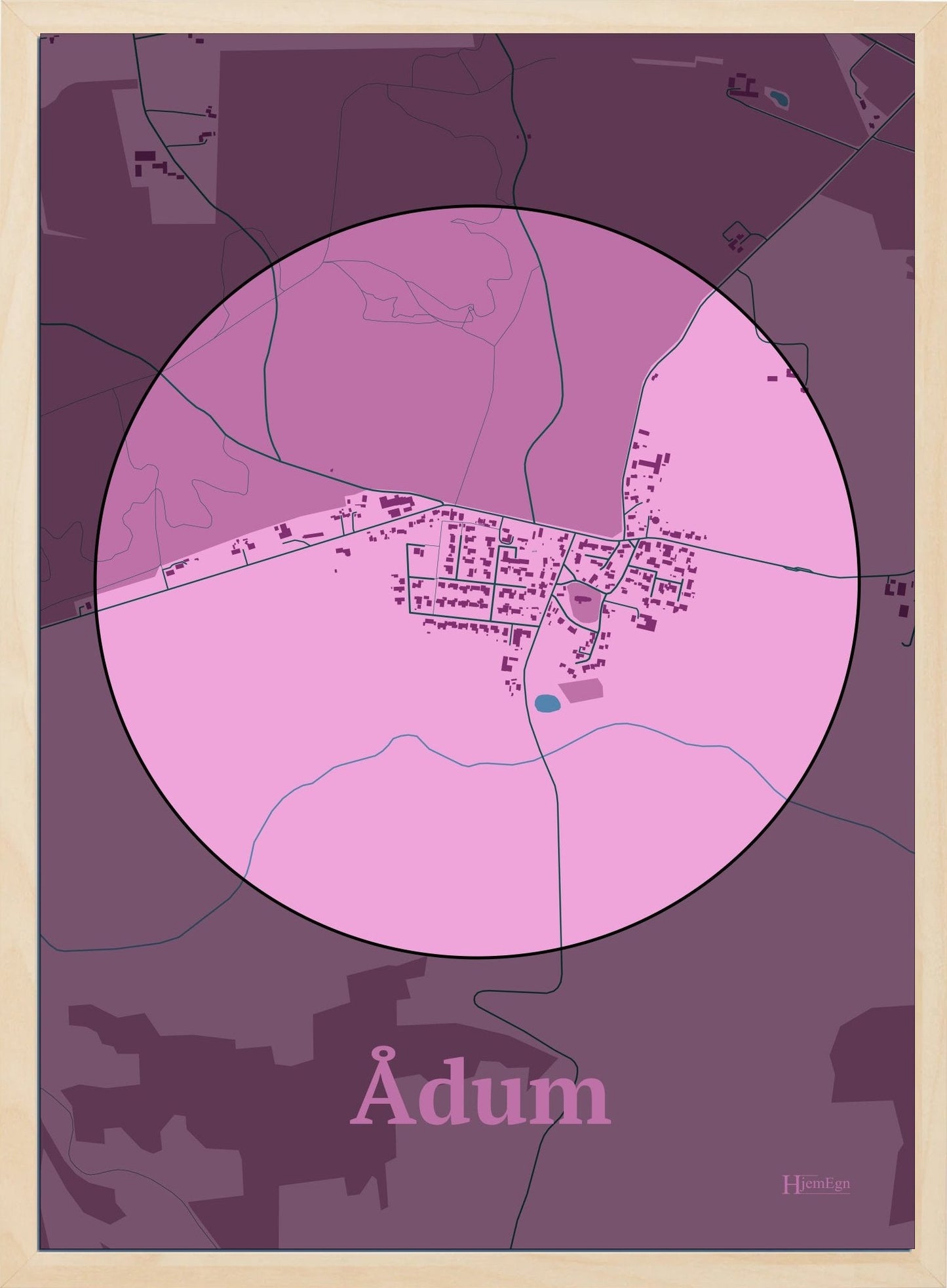 Ådum plakat i farve pastel rød og HjemEgn.dk design centrum. Design bykort for Ådum