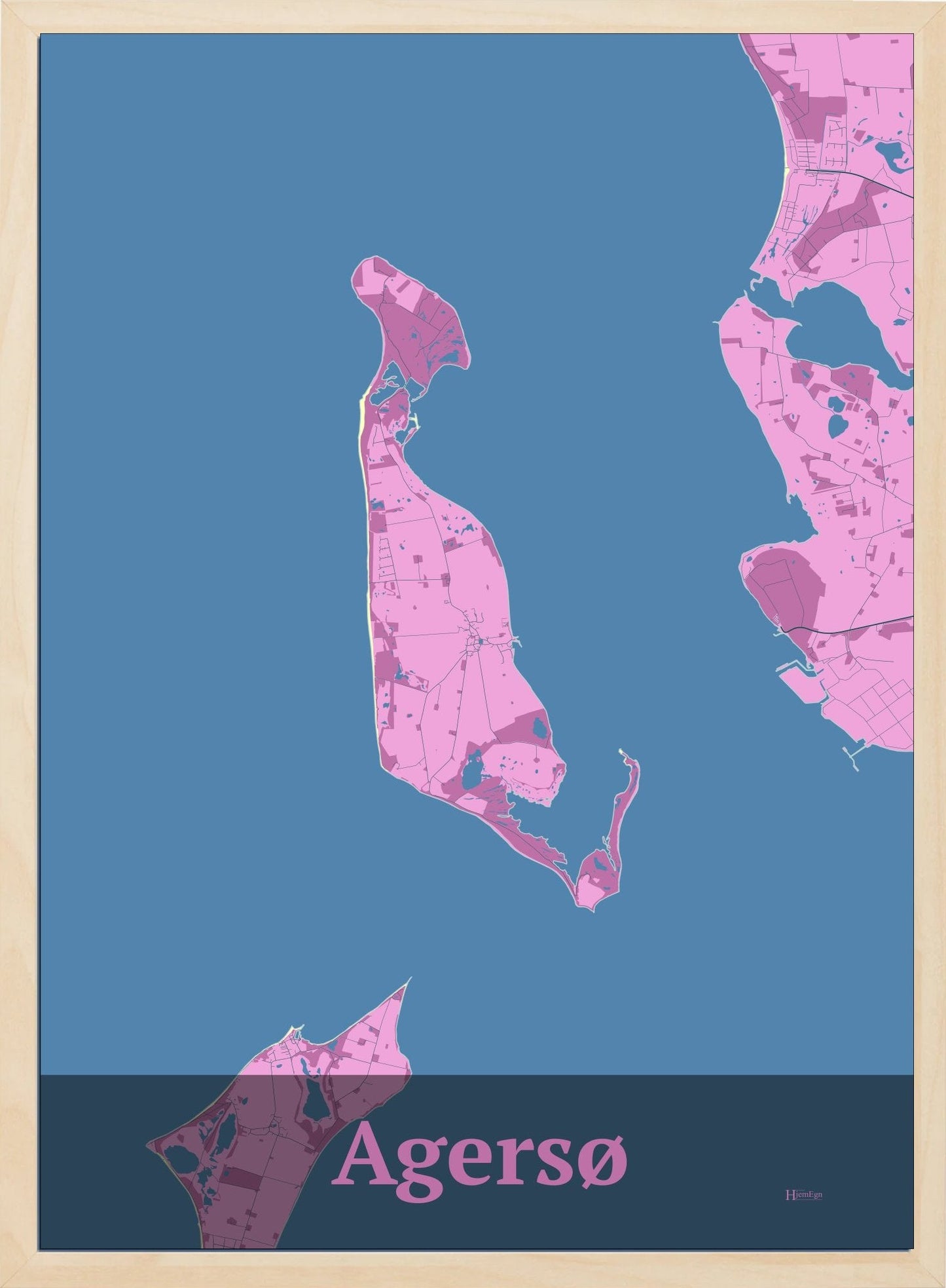 Agersø plakat i farve pastel rød og HjemEgn.dk design firkantet. Design ø-kort for Agersø