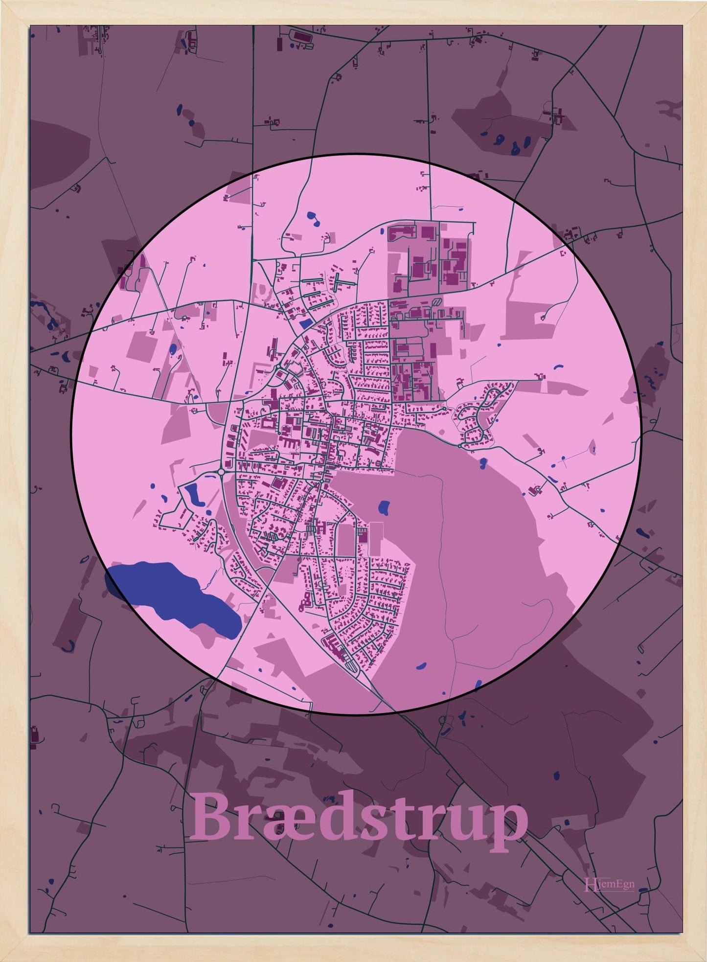 Brædstrup plakat i farve pastel rød og HjemEgn.dk design centrum. Design bykort for Brædstrup