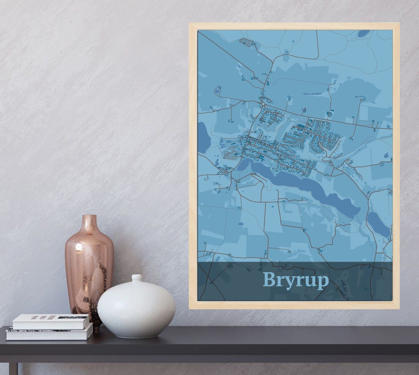 Bryrup plakat i farve og HjemEgn.dk design firkantet. Design bykort for Bryrup