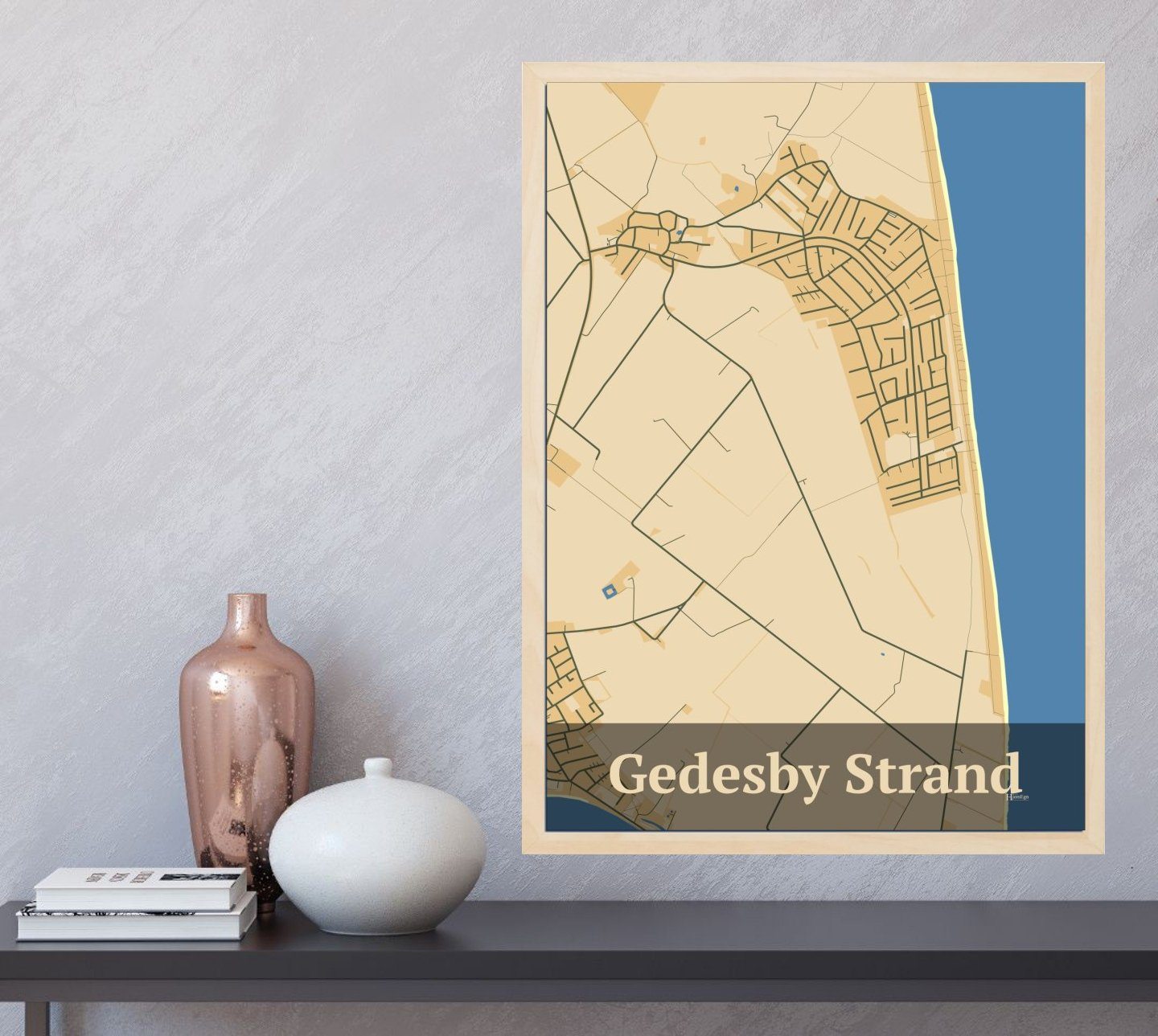 Gedesby Strand plakat i farve og HjemEgn.dk design firkantet. Design bykort for Gedesby Strand