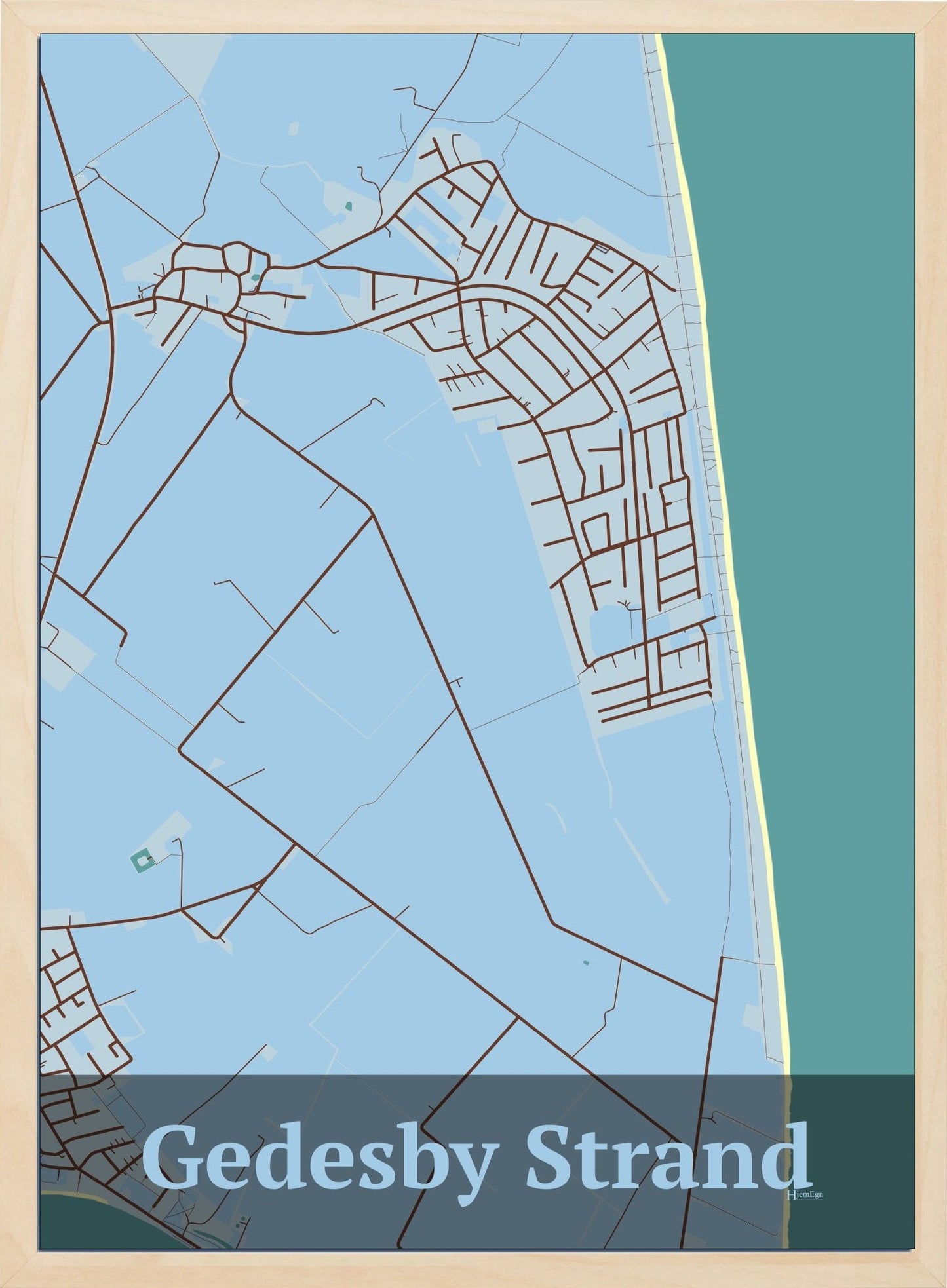 Gedesby Strand plakat i farve pastel blå og HjemEgn.dk design firkantet. Design bykort for Gedesby Strand