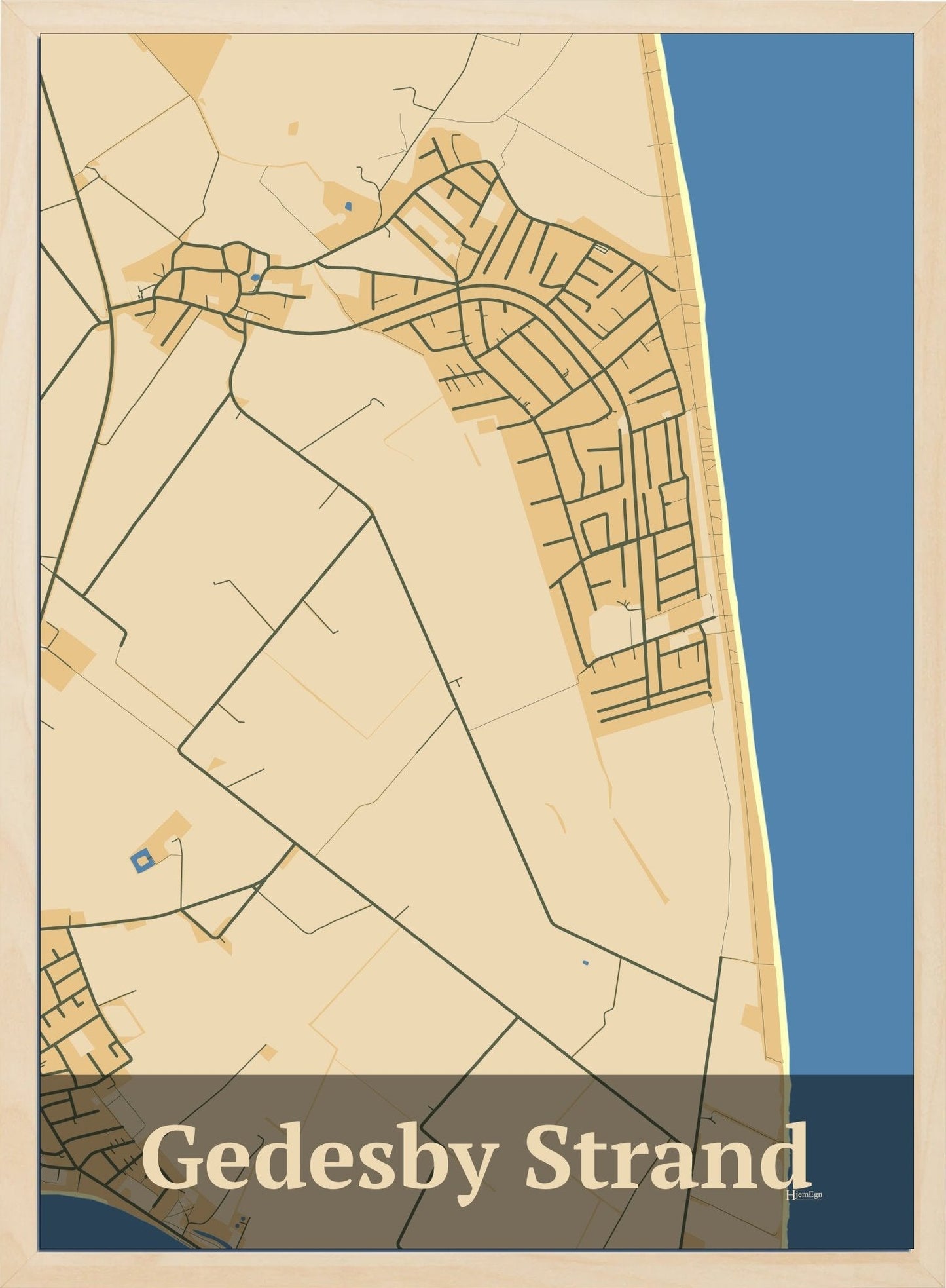 Gedesby Strand plakat i farve pastel brun og HjemEgn.dk design firkantet. Design bykort for Gedesby Strand