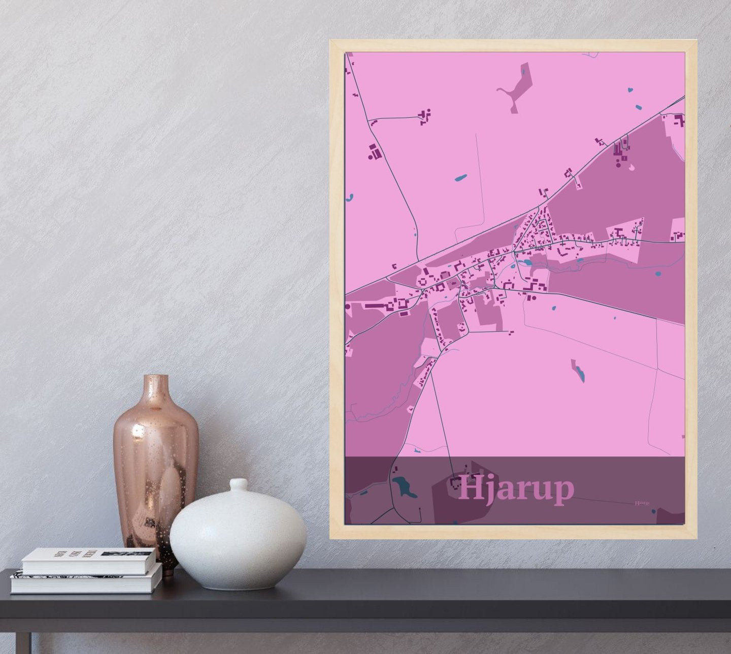 Hjarup plakat i farve og HjemEgn.dk design firkantet. Design bykort for Hjarup