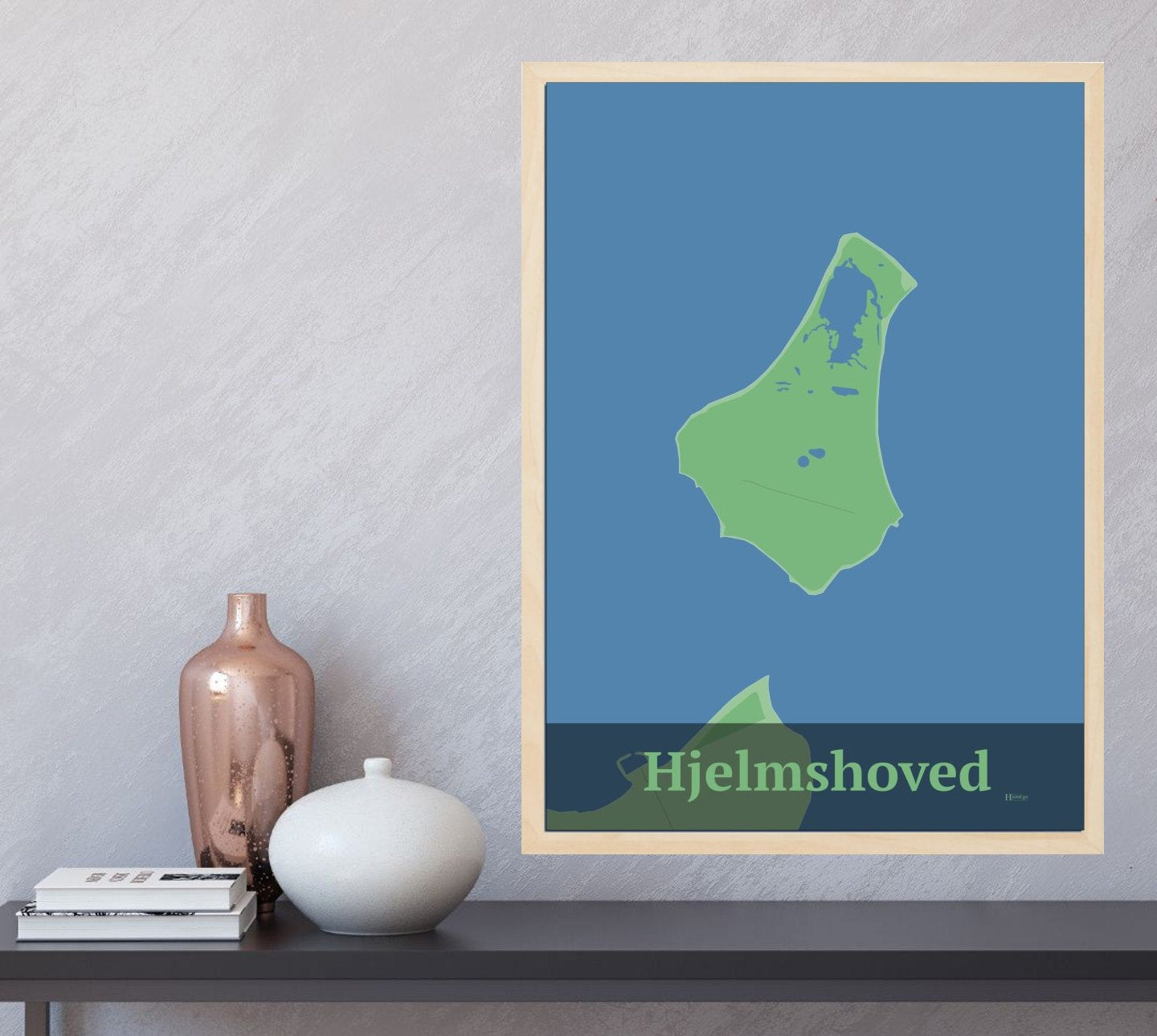 Hjelmshoved plakat i farve og HjemEgn.dk design firkantet. Design ø-kort for Hjelmshoved