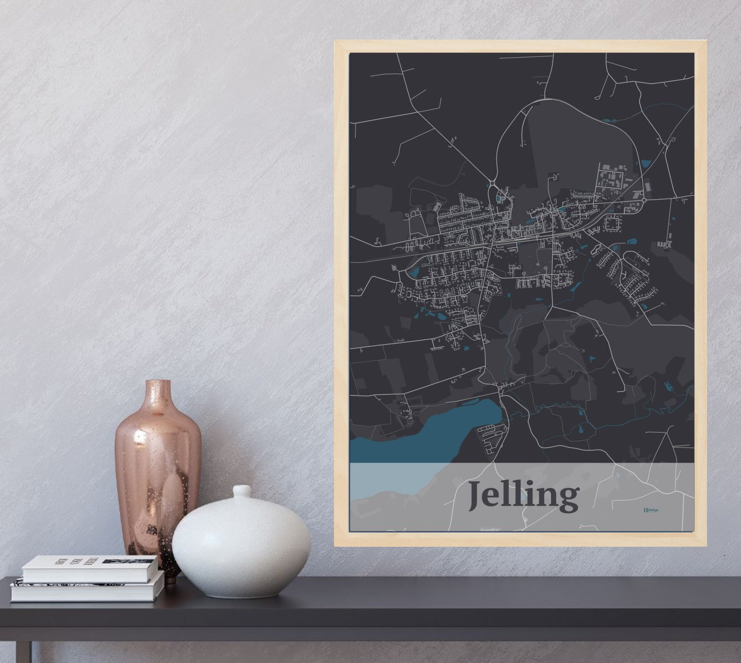 Jelling plakat i farve og HjemEgn.dk design firkantet. Design bykort for Jelling