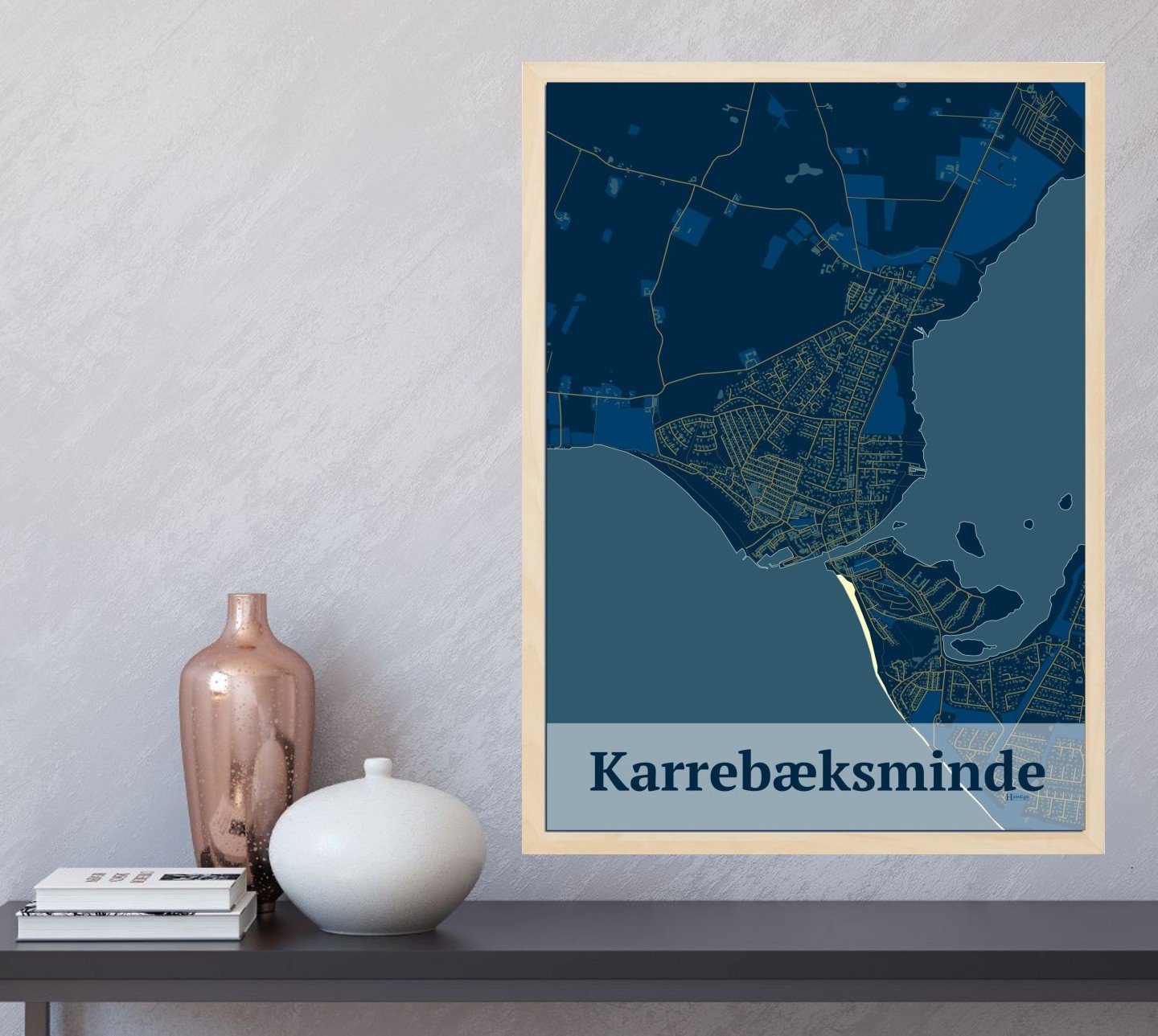 Karrebæksminde plakat i farve og HjemEgn.dk design firkantet. Design bykort for Karrebæksminde