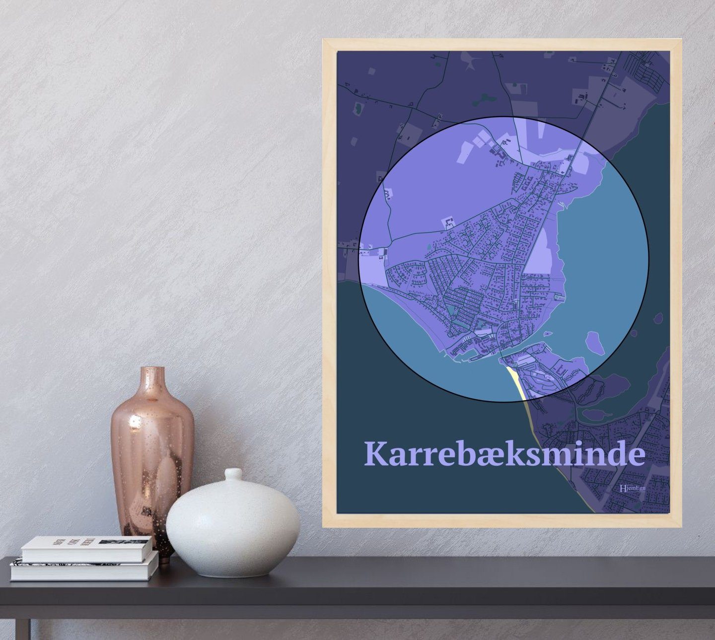 Karrebæksminde plakat i farve og HjemEgn.dk design centrum. Design bykort for Karrebæksminde