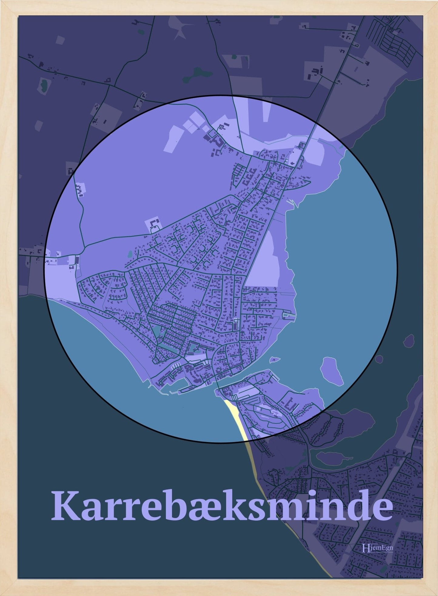 Karrebæksminde plakat i farve pastel lilla og HjemEgn.dk design centrum. Design bykort for Karrebæksminde