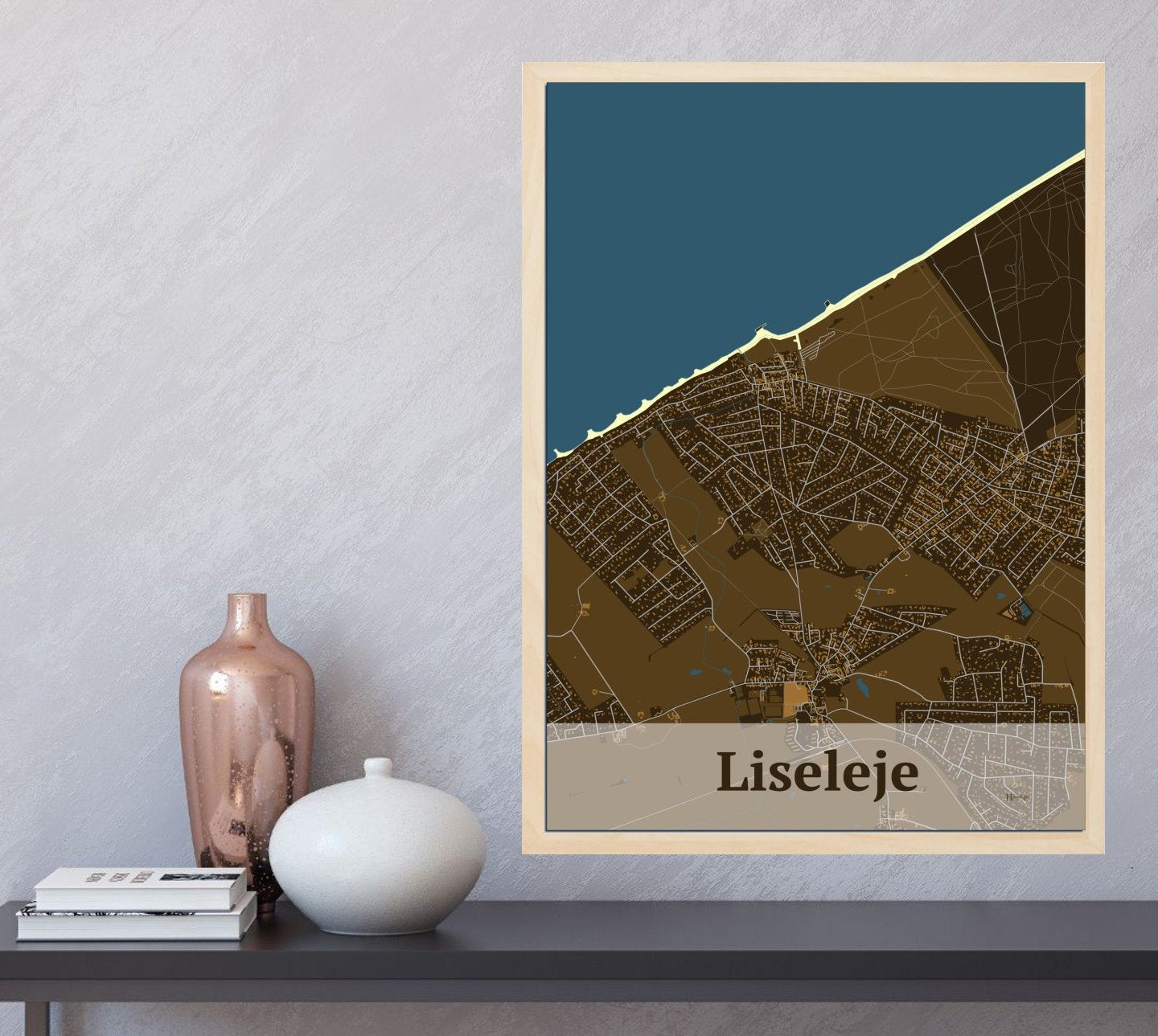 Liseleje plakat i farve og HjemEgn.dk design firkantet. Design bykort for Liseleje