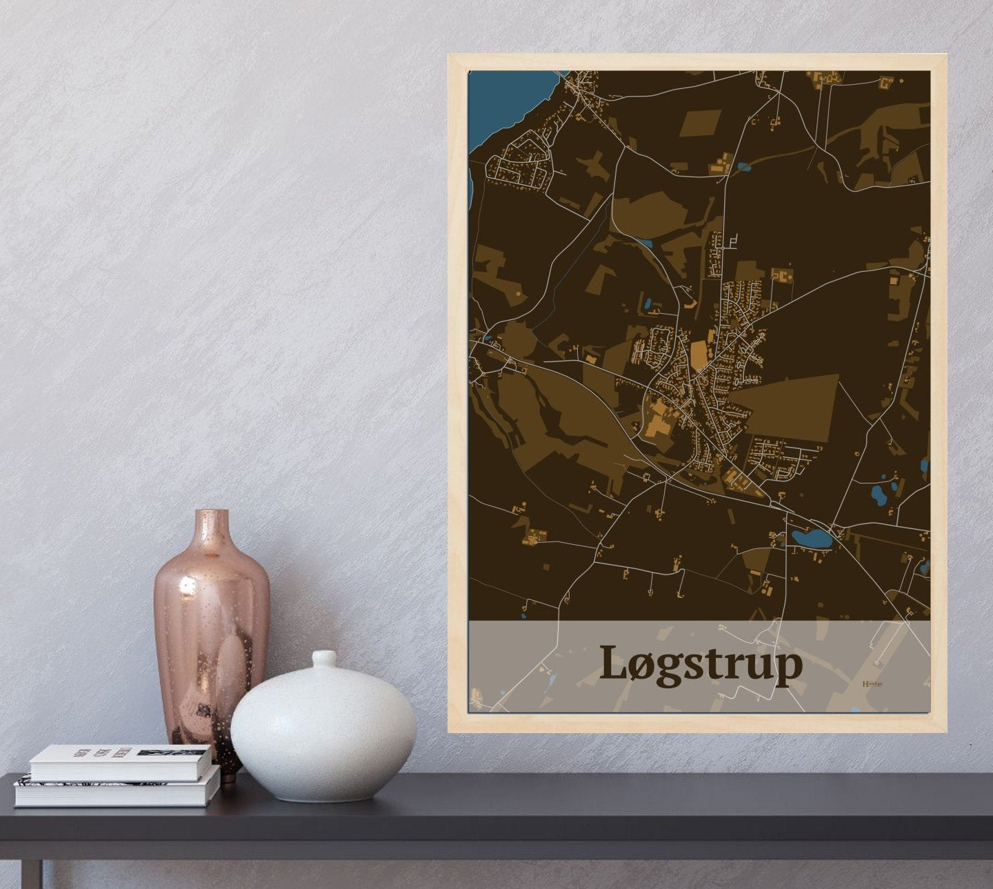 Løgstrup plakat i farve og HjemEgn.dk design firkantet. Design bykort for Løgstrup