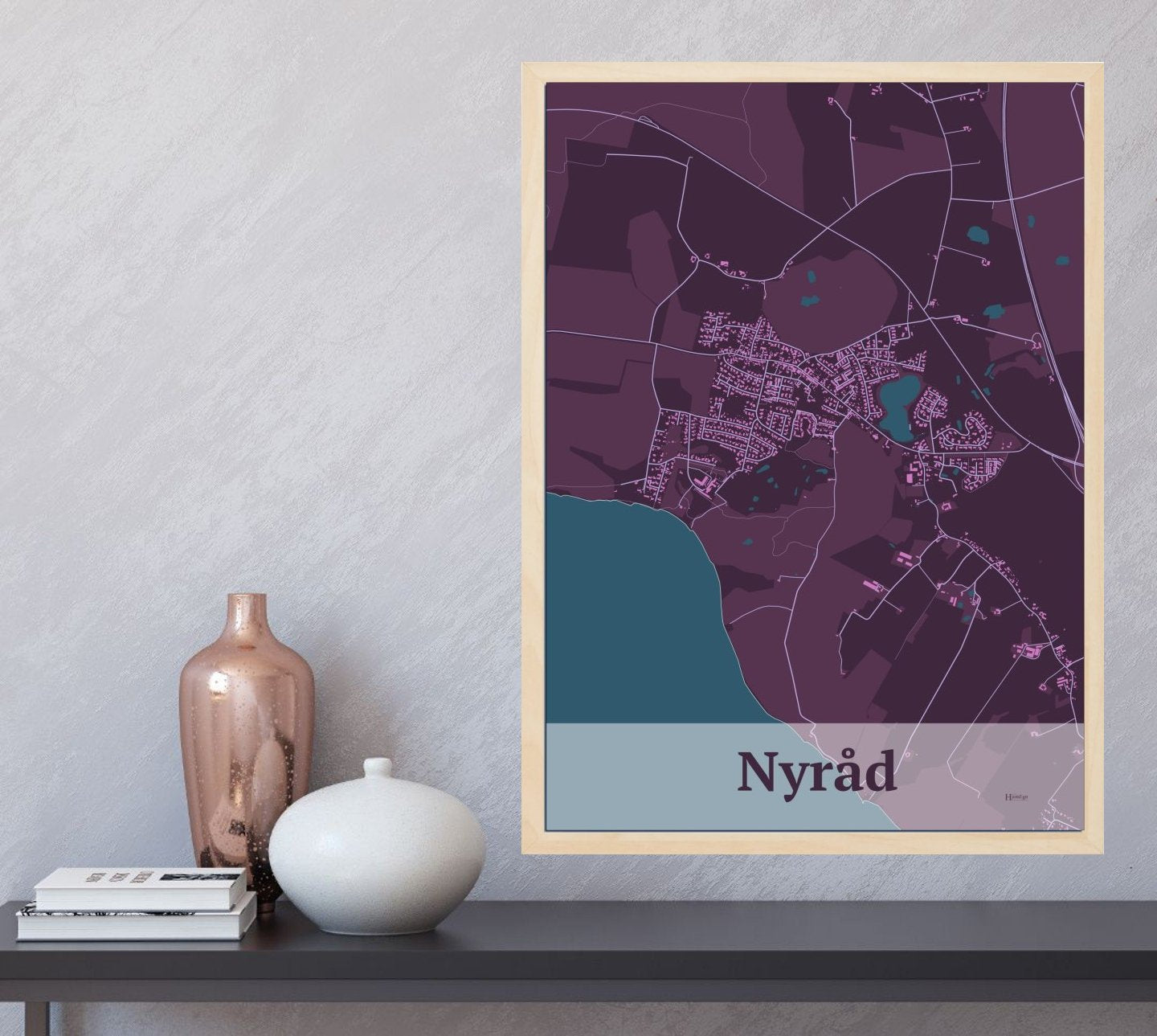 Nyråd plakat i farve og HjemEgn.dk design firkantet. Design bykort for Nyråd