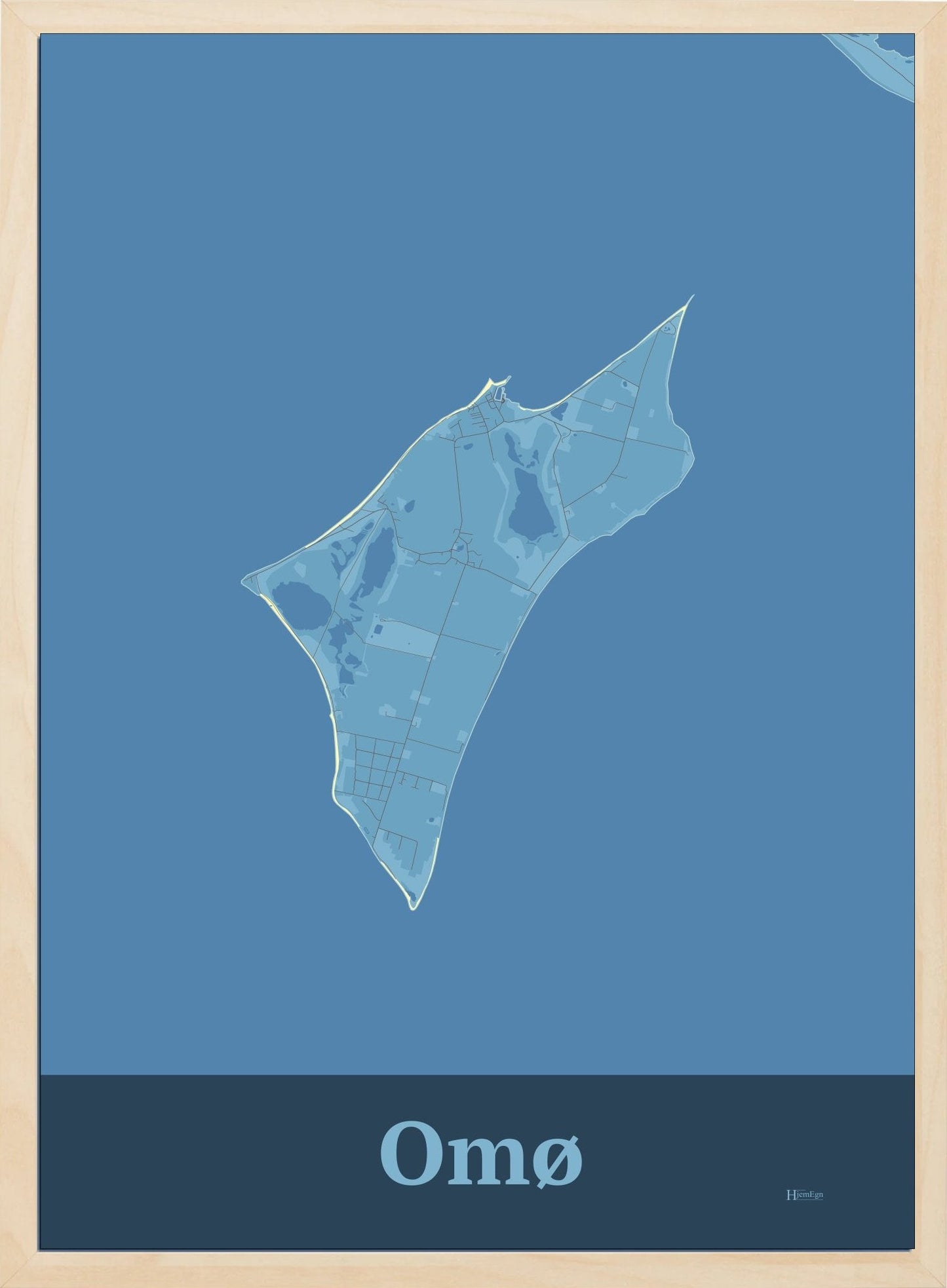Omø plakat i farve pastel blå og HjemEgn.dk design firkantet. Design ø-kort for Omø
