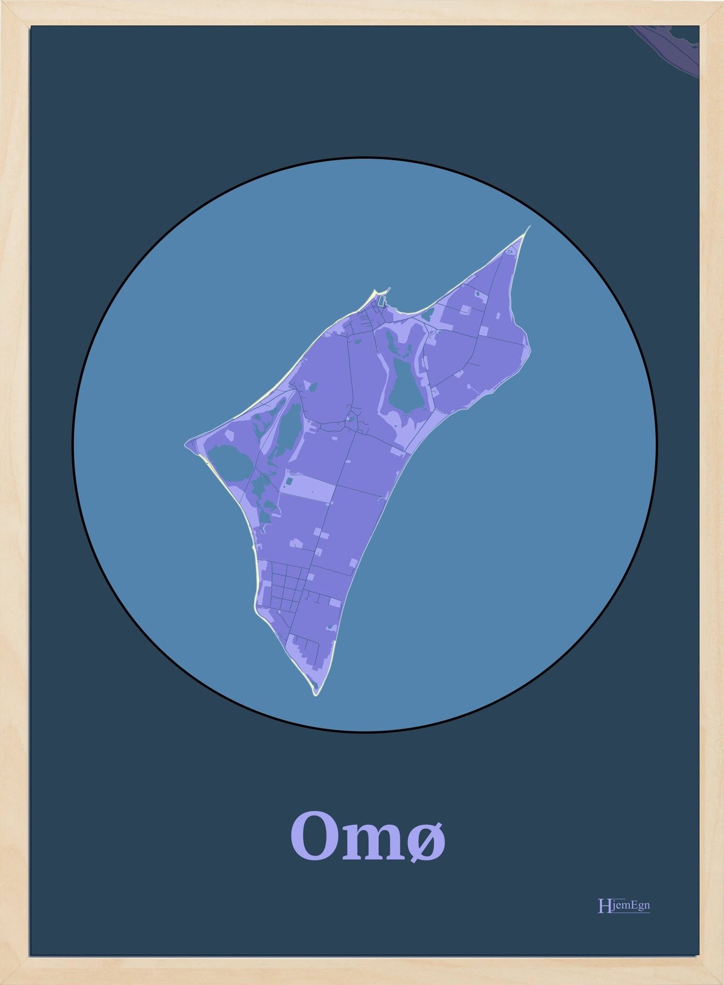 Omø plakat i farve pastel lilla og HjemEgn.dk design centrum. Design ø-kort for Omø
