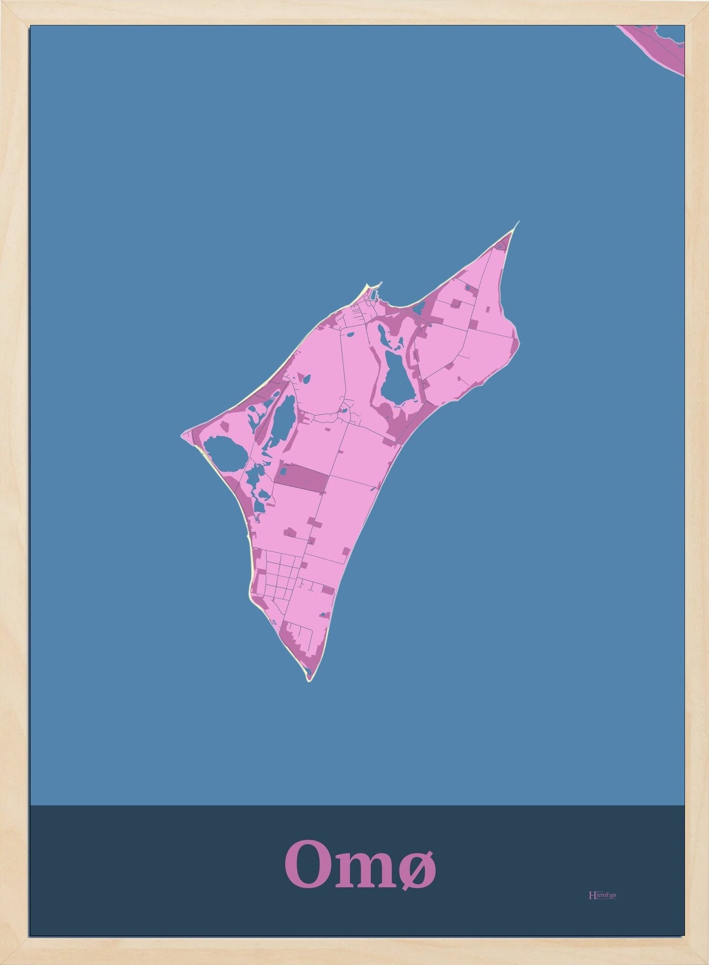 Omø plakat i farve pastel rød og HjemEgn.dk design firkantet. Design ø-kort for Omø