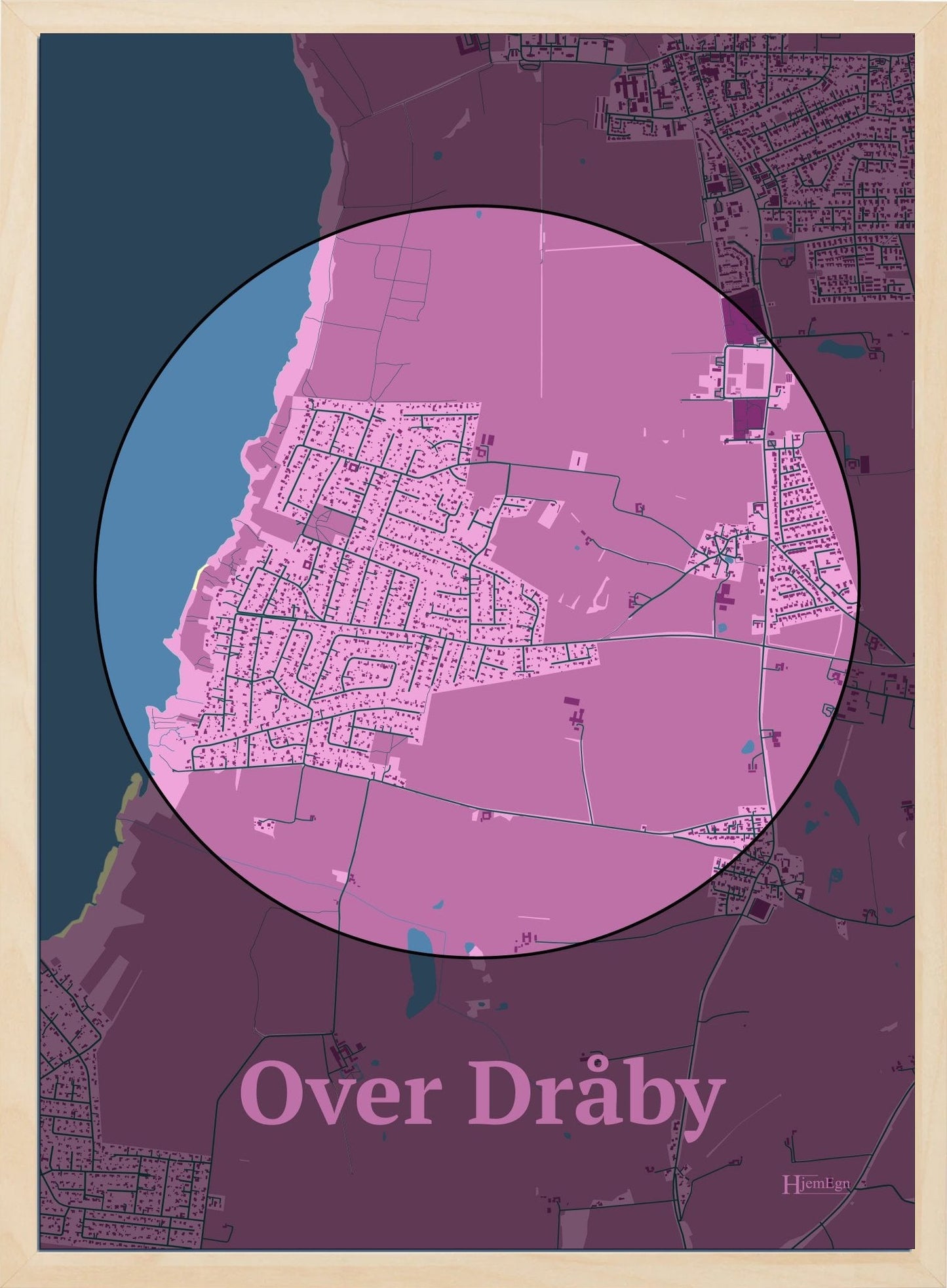 Over Dråby plakat i farve pastel rød og HjemEgn.dk design centrum. Design bykort for Over Dråby