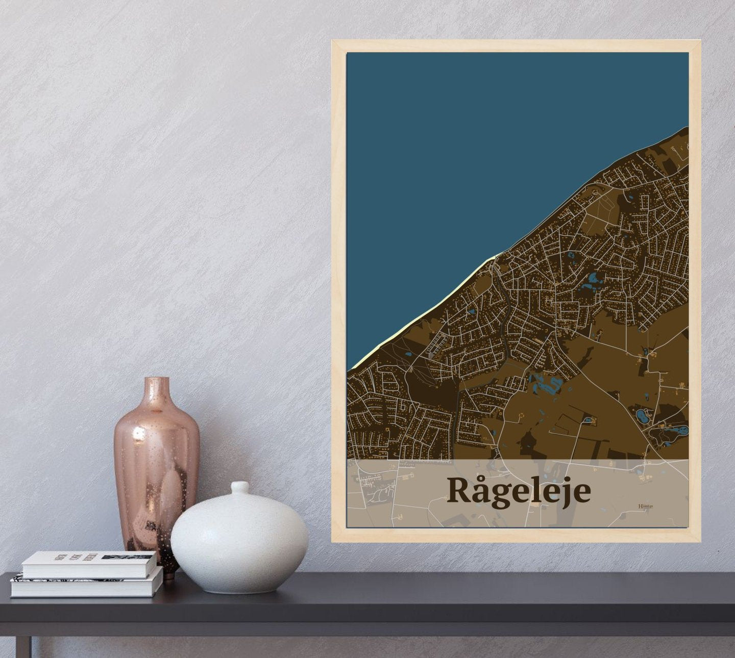 Rågeleje plakat i farve og HjemEgn.dk design firkantet. Design bykort for Rågeleje