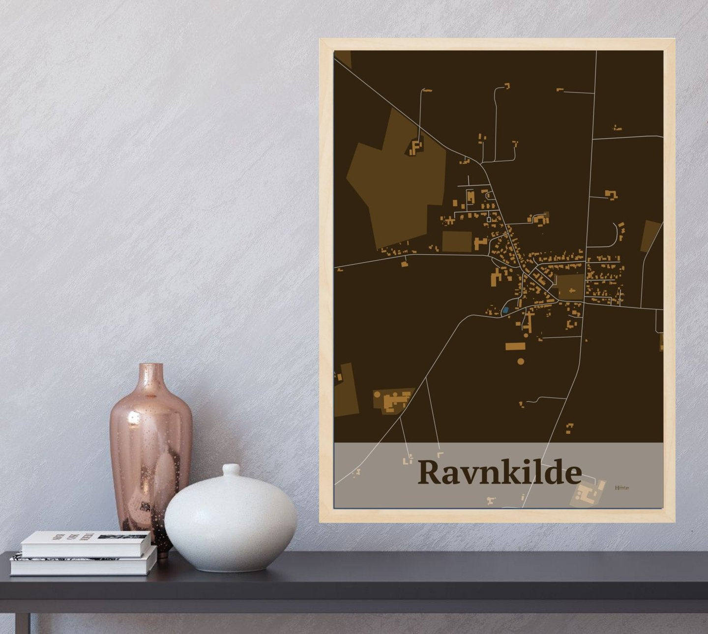 Ravnkilde plakat i farve og HjemEgn.dk design firkantet. Design bykort for Ravnkilde