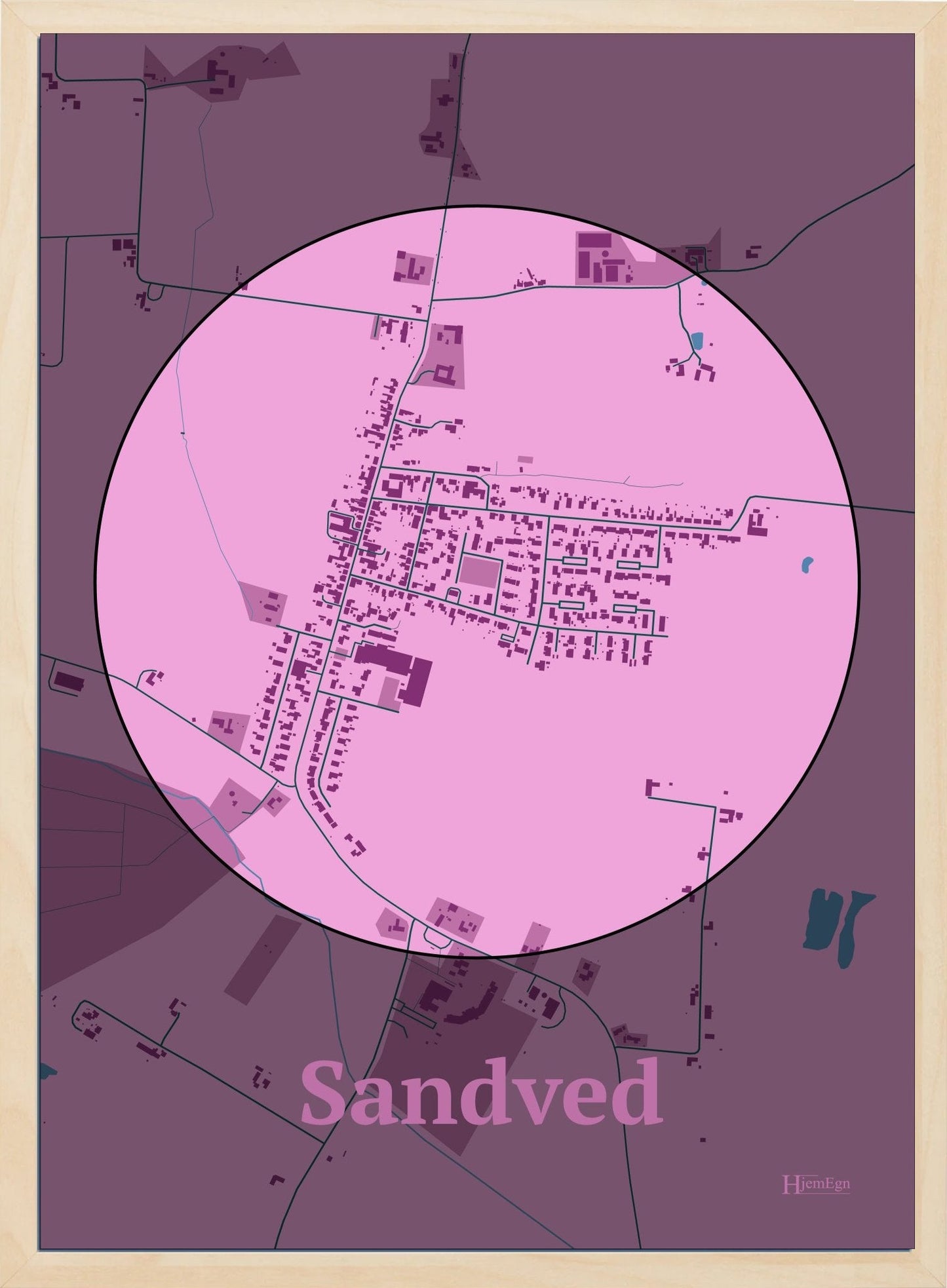 Sandved plakat i farve pastel rød og HjemEgn.dk design centrum. Design bykort for Sandved
