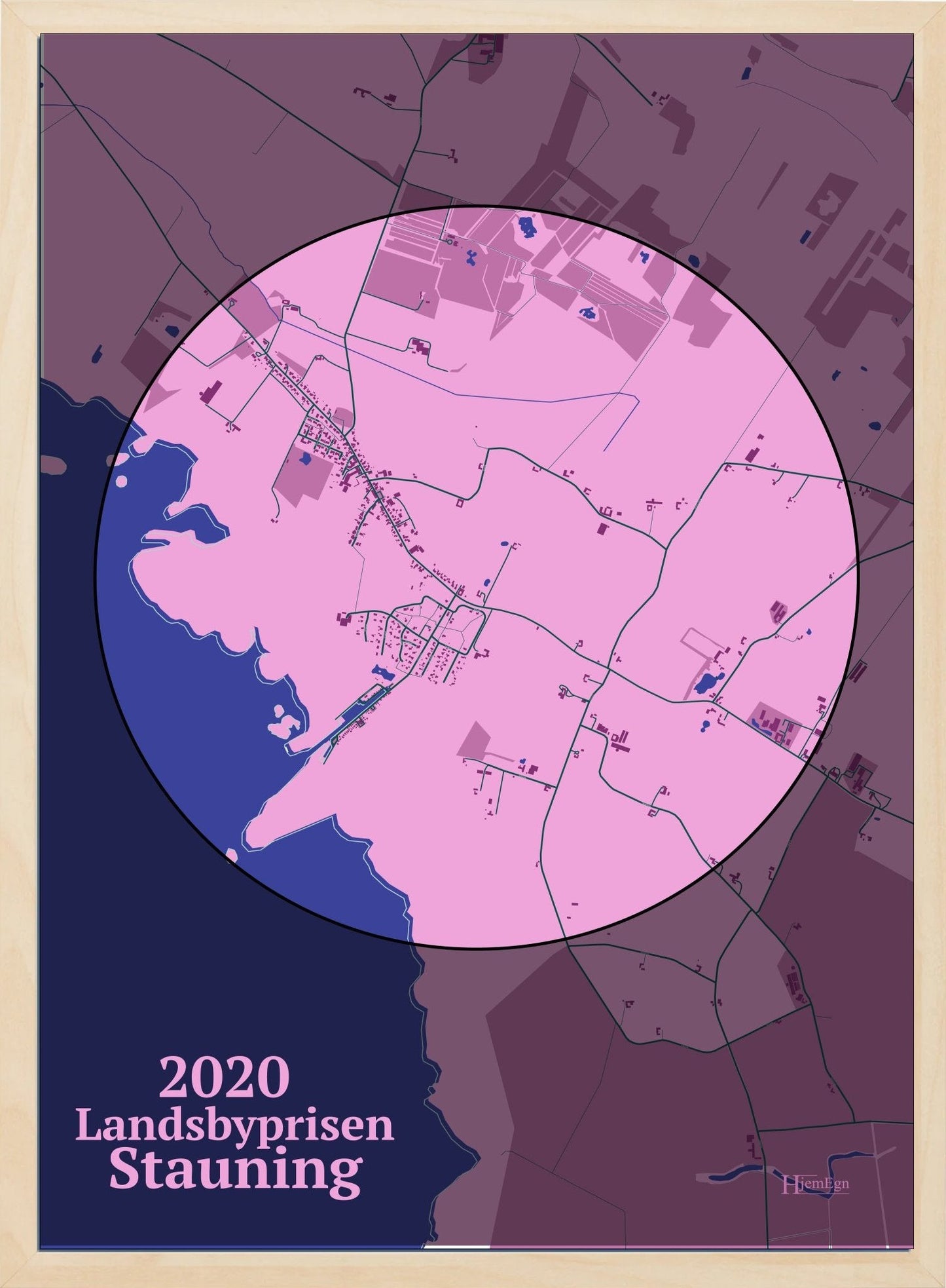 Stauning Kåret Til Årets Landsby 2020 plakat i farve og HjemEgn.dk design centrum. Design bykort for Stauning Kåret Til Årets Landsby 2020