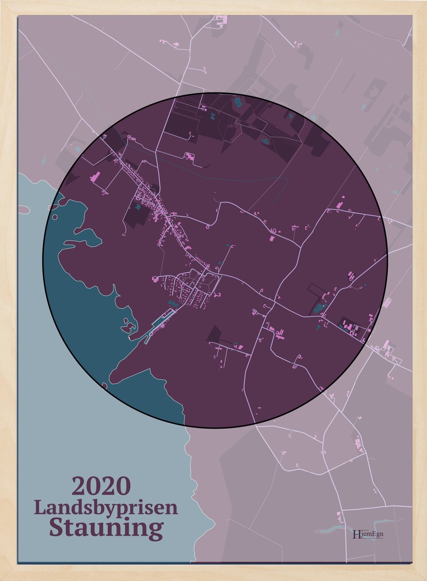 Stauning Kåret Til Årets Landsby 2020 plakat i farve og HjemEgn.dk design centrum. Design bykort for Stauning Kåret Til Årets Landsby 2020
