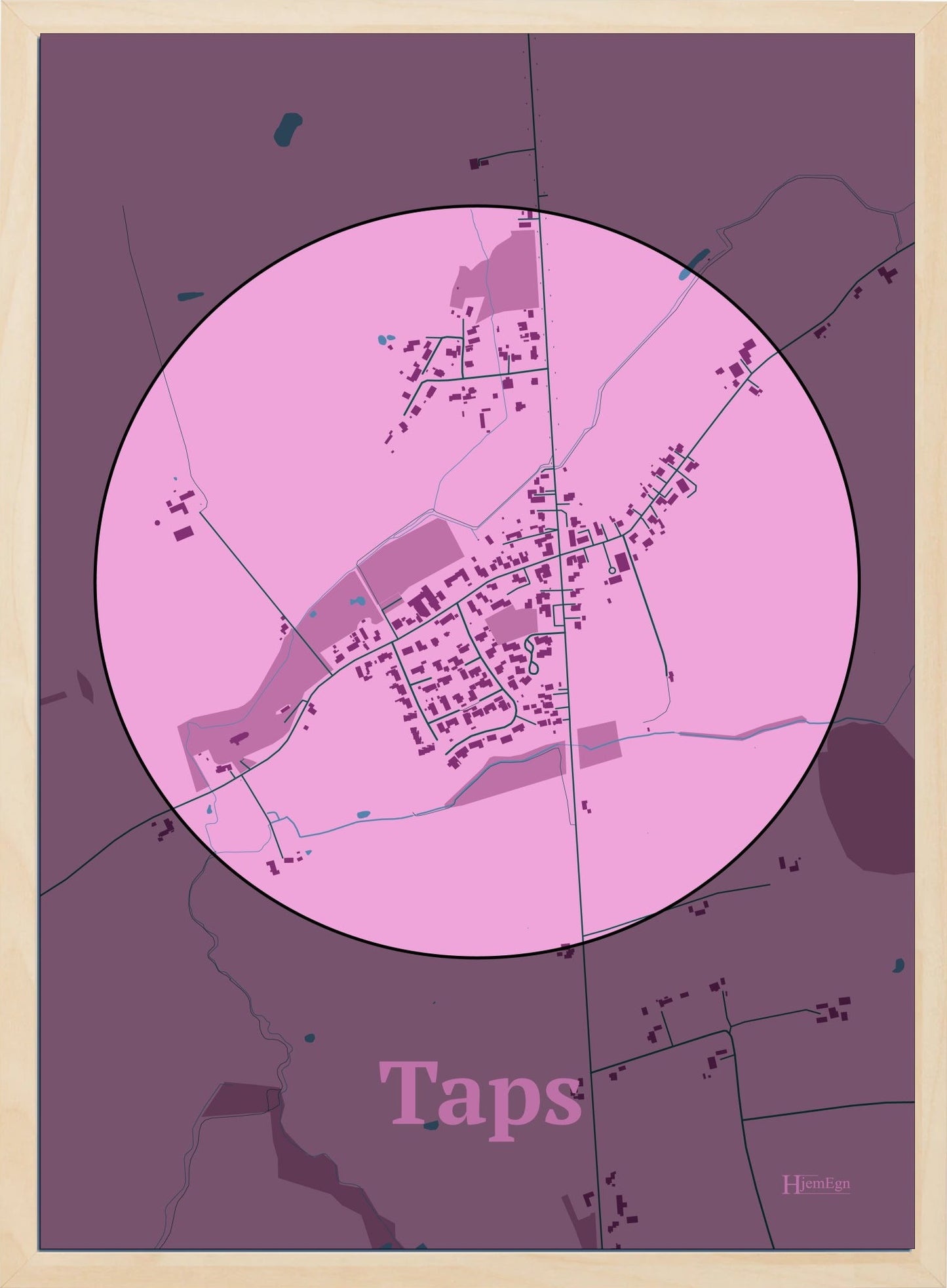 Taps plakat i farve pastel rød og HjemEgn.dk design centrum. Design bykort for Taps