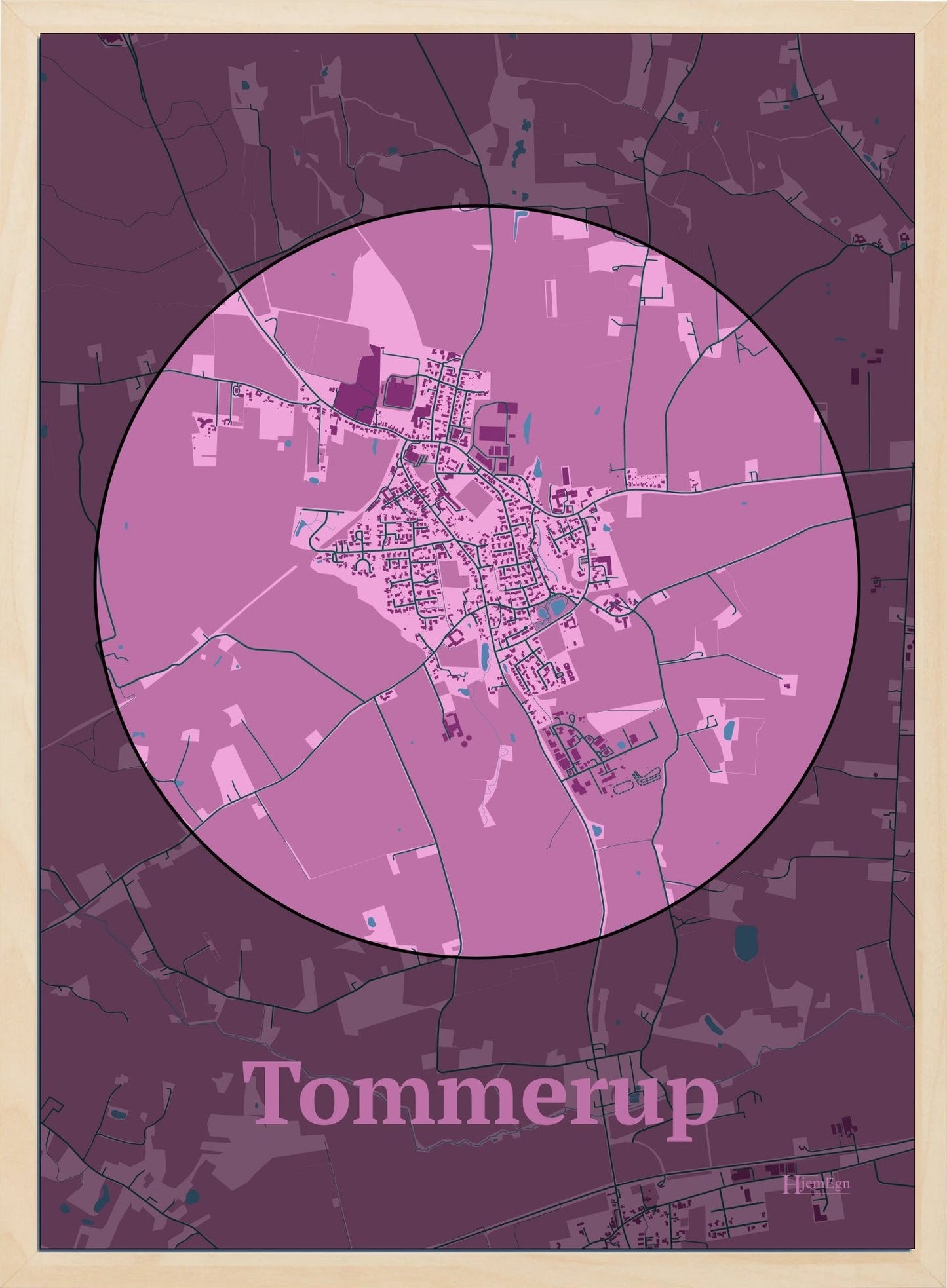 Tommerup plakat i farve pastel rød og HjemEgn.dk design centrum. Design bykort for Tommerup