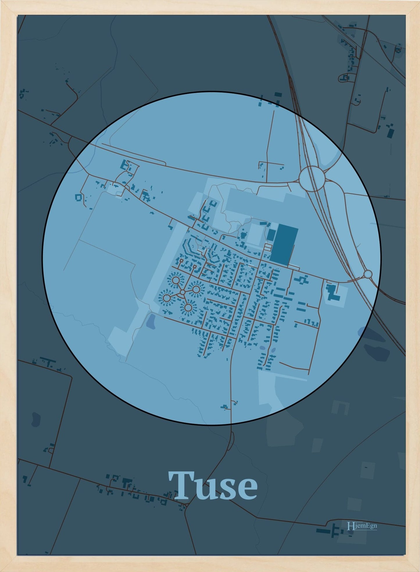 Tuse plakat i farve pastel blå og HjemEgn.dk design centrum. Design bykort for Tuse