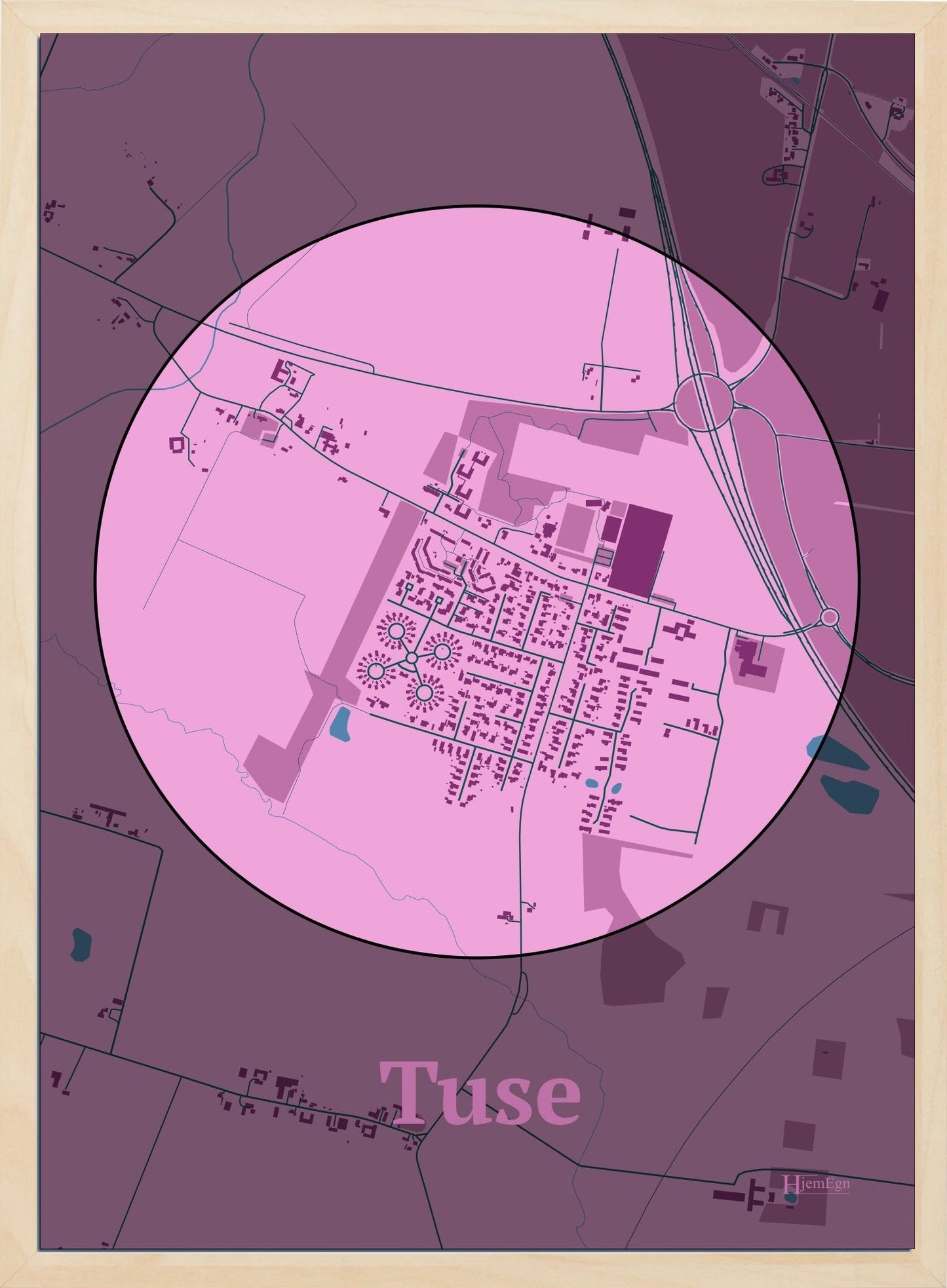 Tuse plakat i farve pastel rød og HjemEgn.dk design centrum. Design bykort for Tuse
