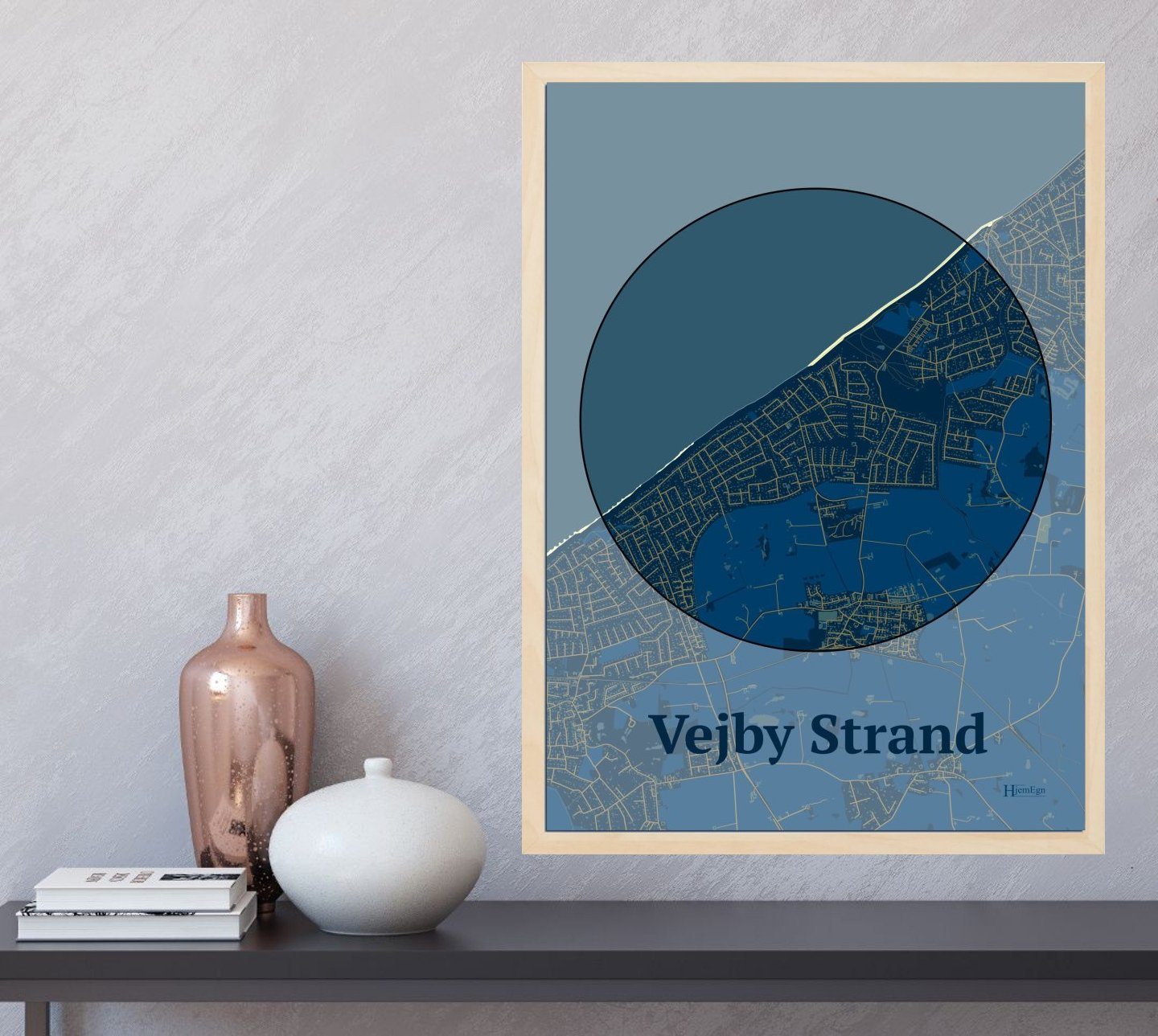 Vejby Strand plakat i farve og HjemEgn.dk design centrum. Design bykort for Vejby Strand