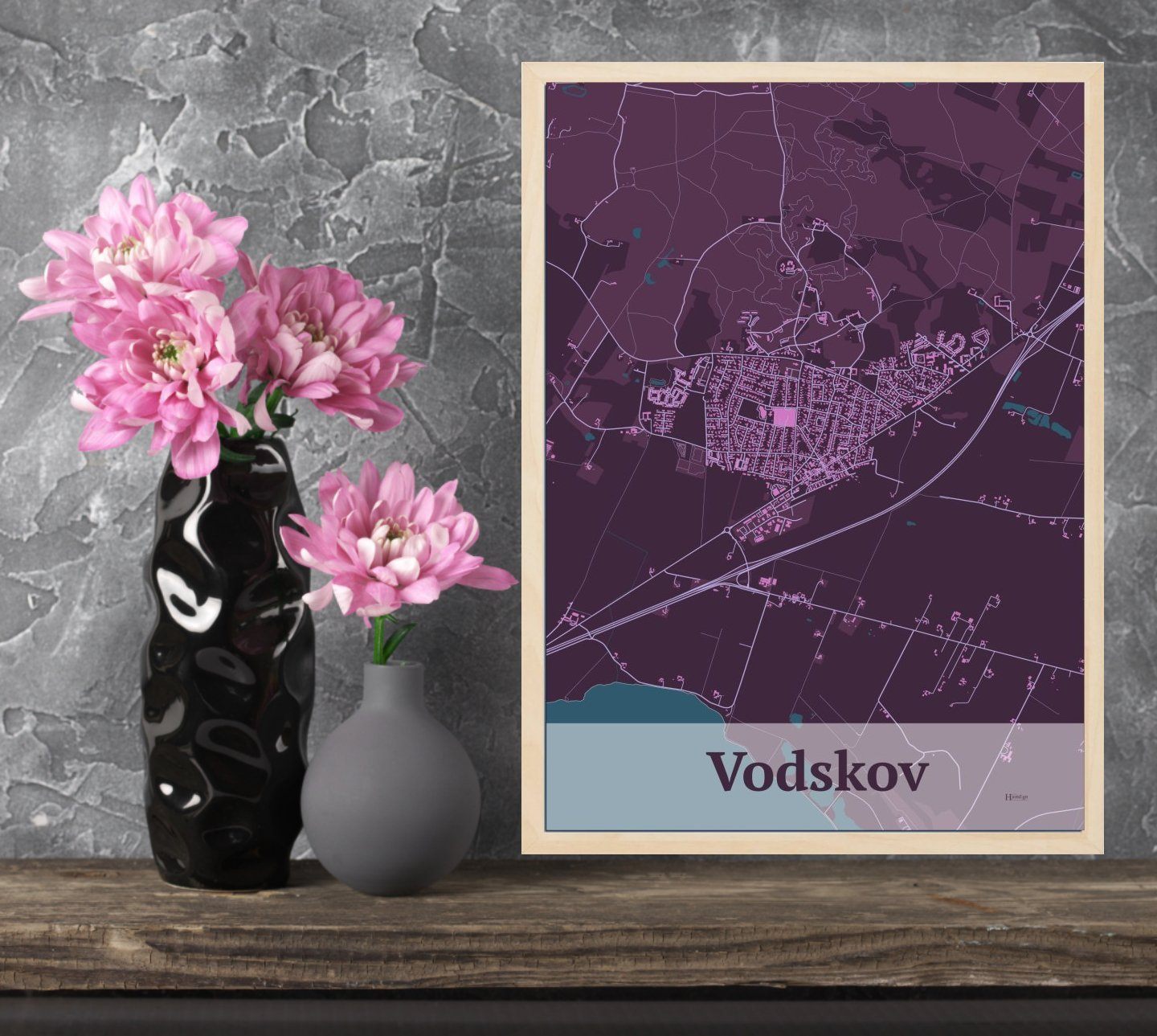 Vodskov plakat i farve og HjemEgn.dk design firkantet. Design bykort for Vodskov