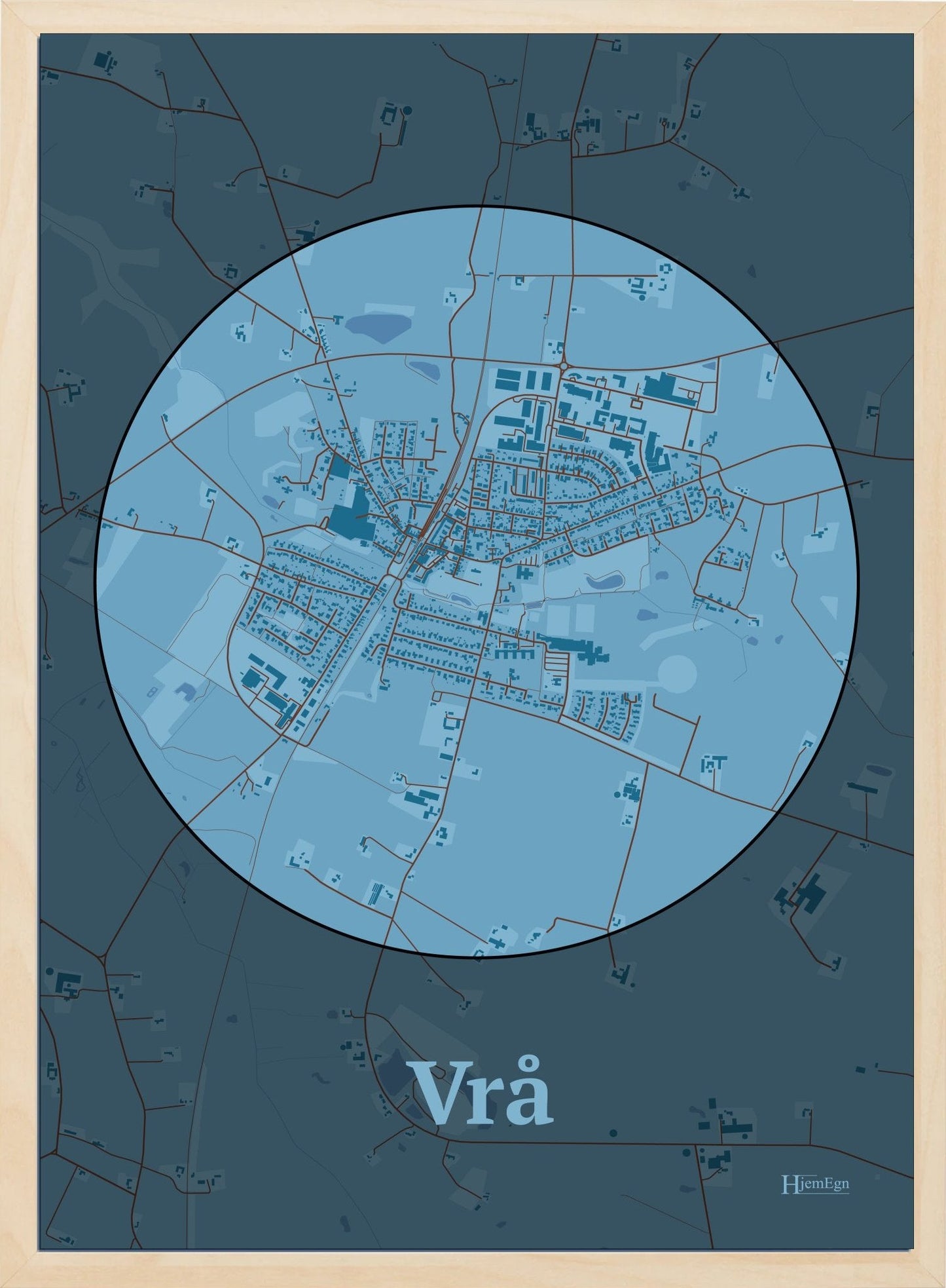 Vrå plakat i farve pastel blå og HjemEgn.dk design centrum. Design bykort for Vrå