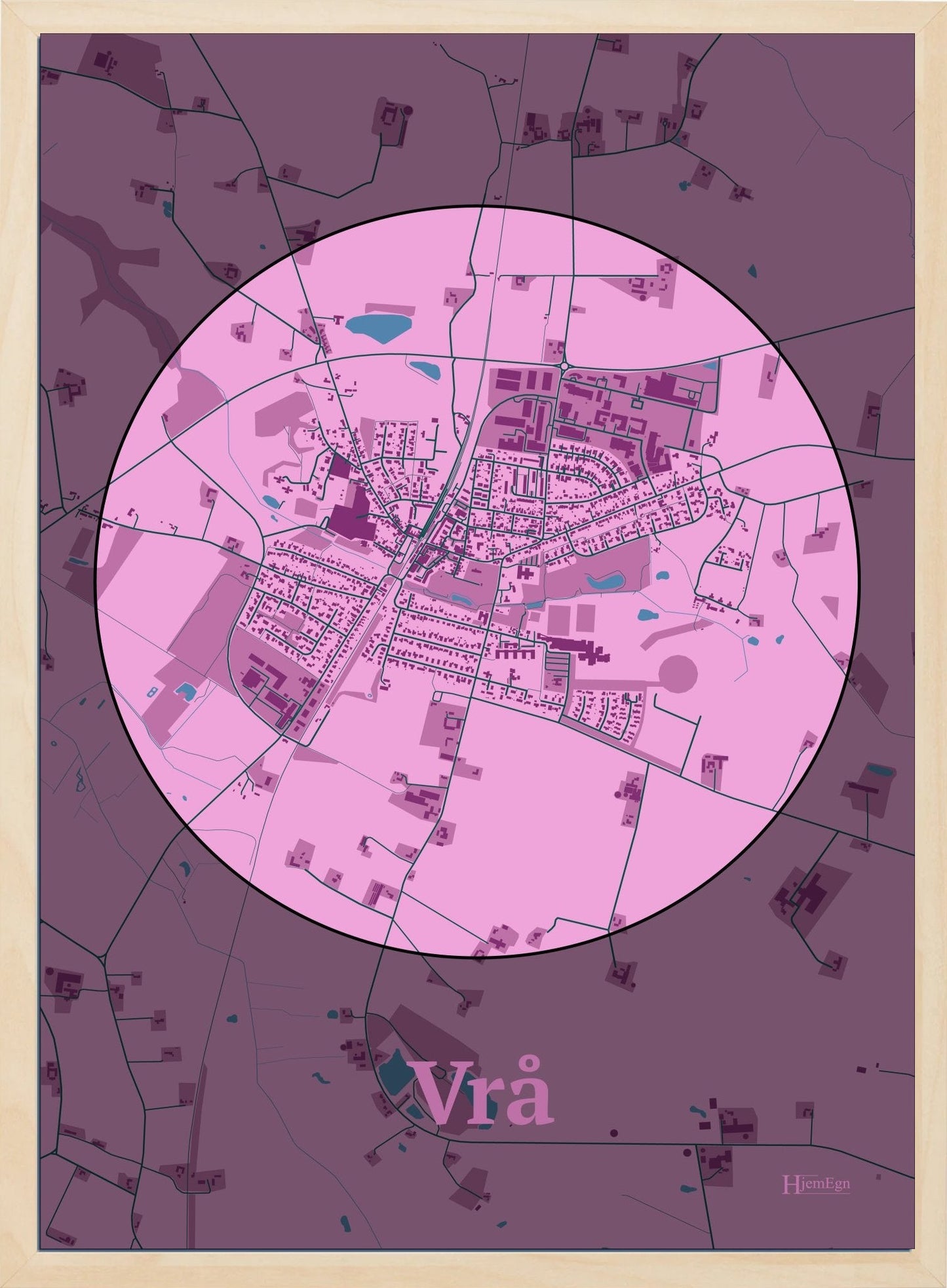 Vrå plakat i farve pastel rød og HjemEgn.dk design centrum. Design bykort for Vrå