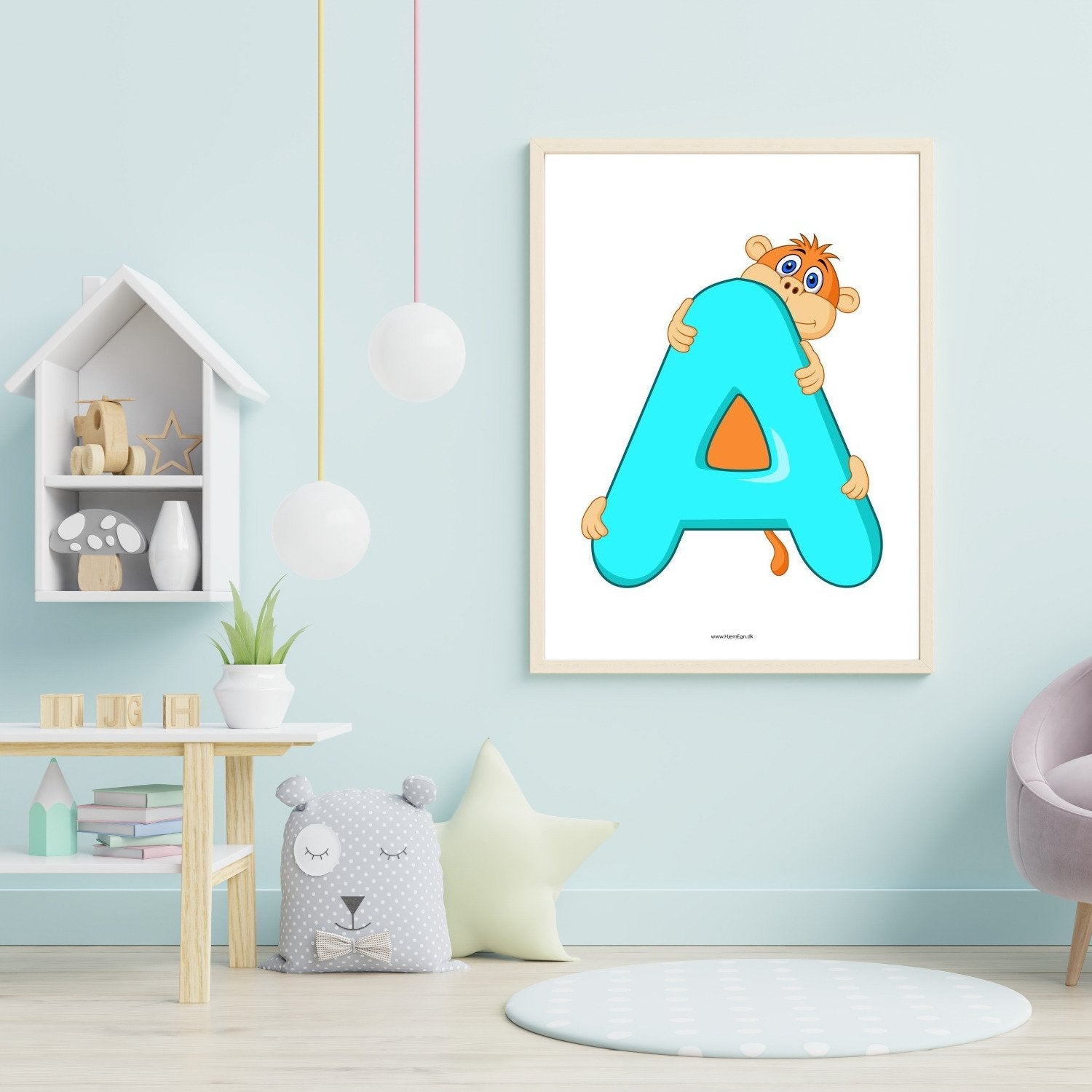 børneplakat og læringsplakat med bogstaver a vist ophængt på en væg i et børneværelse