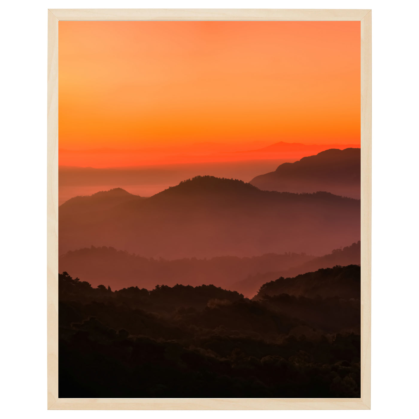 En betagende solnedgang over majestætiske bjerge, med en frodig skov i forgrunden. Farverne er levende og intenst, og skaber en unik stemning i ethvert rum
