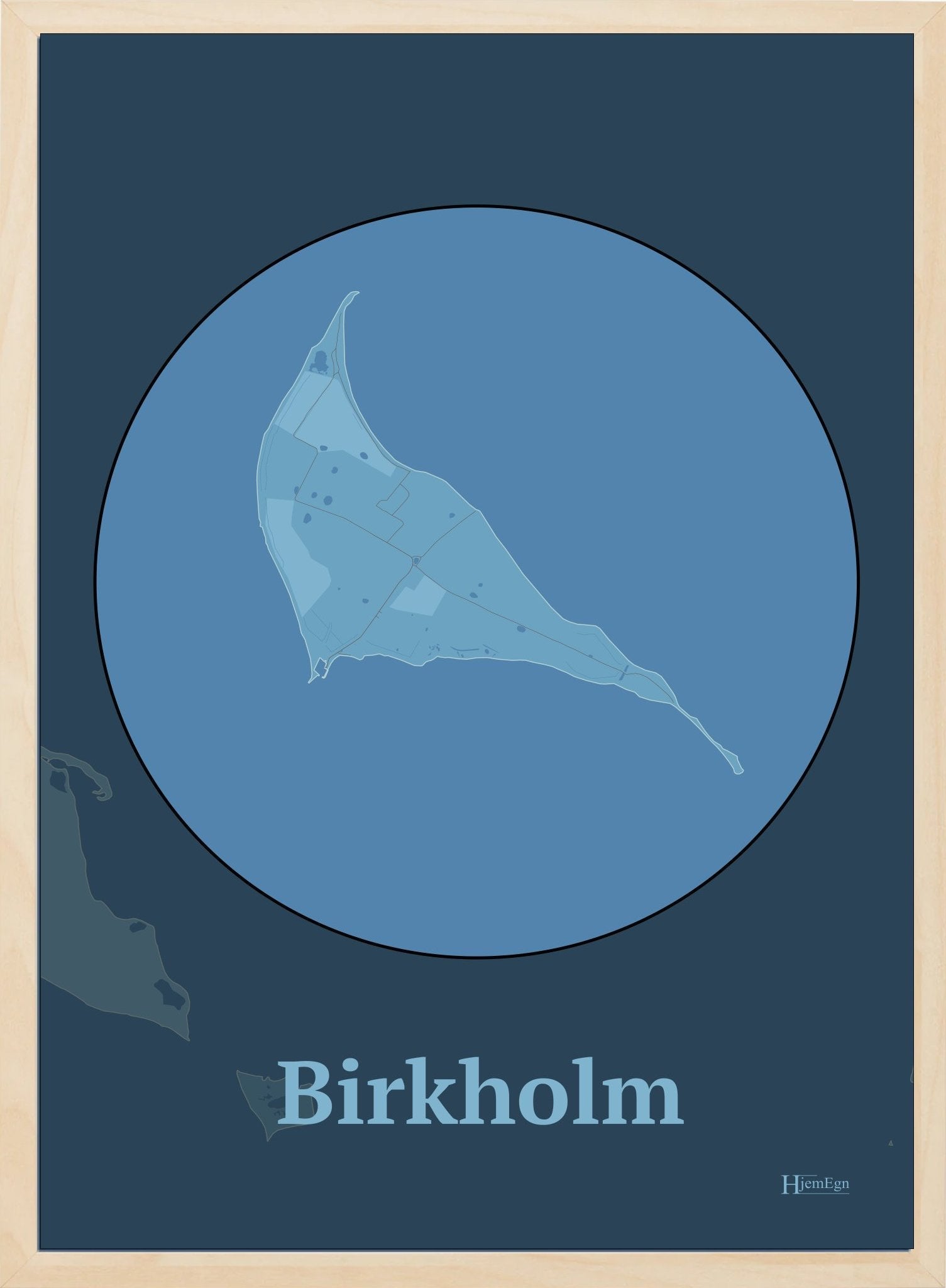 Birkholm plakat i farve pastel blå og HjemEgn.dk design centrum. Design ø-kort for Birkholm