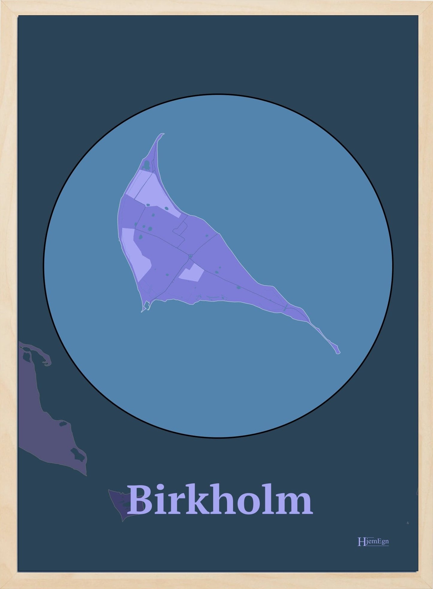 Birkholm plakat i farve pastel lilla og HjemEgn.dk design centrum. Design ø-kort for Birkholm