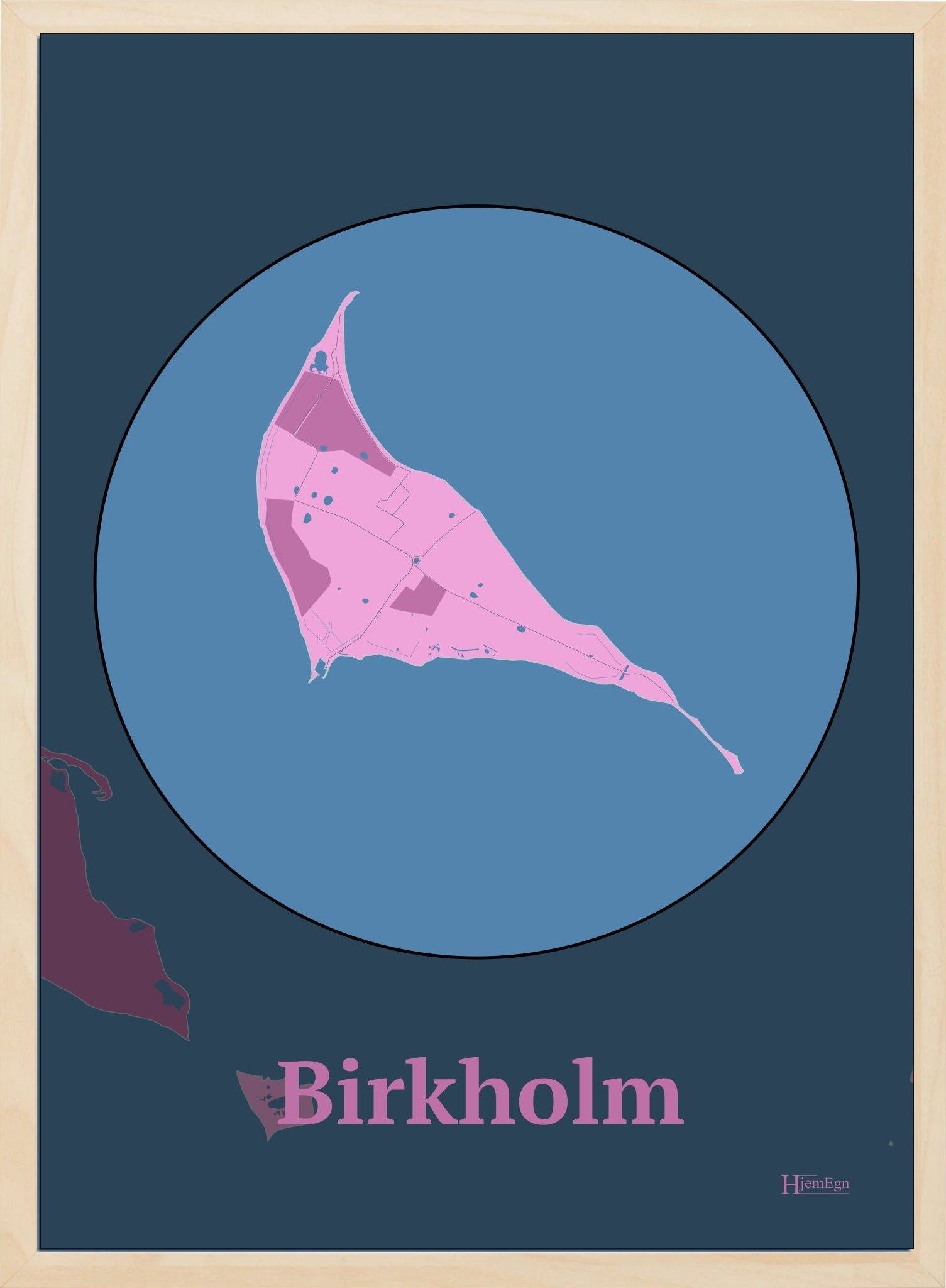 Birkholm plakat i farve pastel rød og HjemEgn.dk design centrum. Design ø-kort for Birkholm