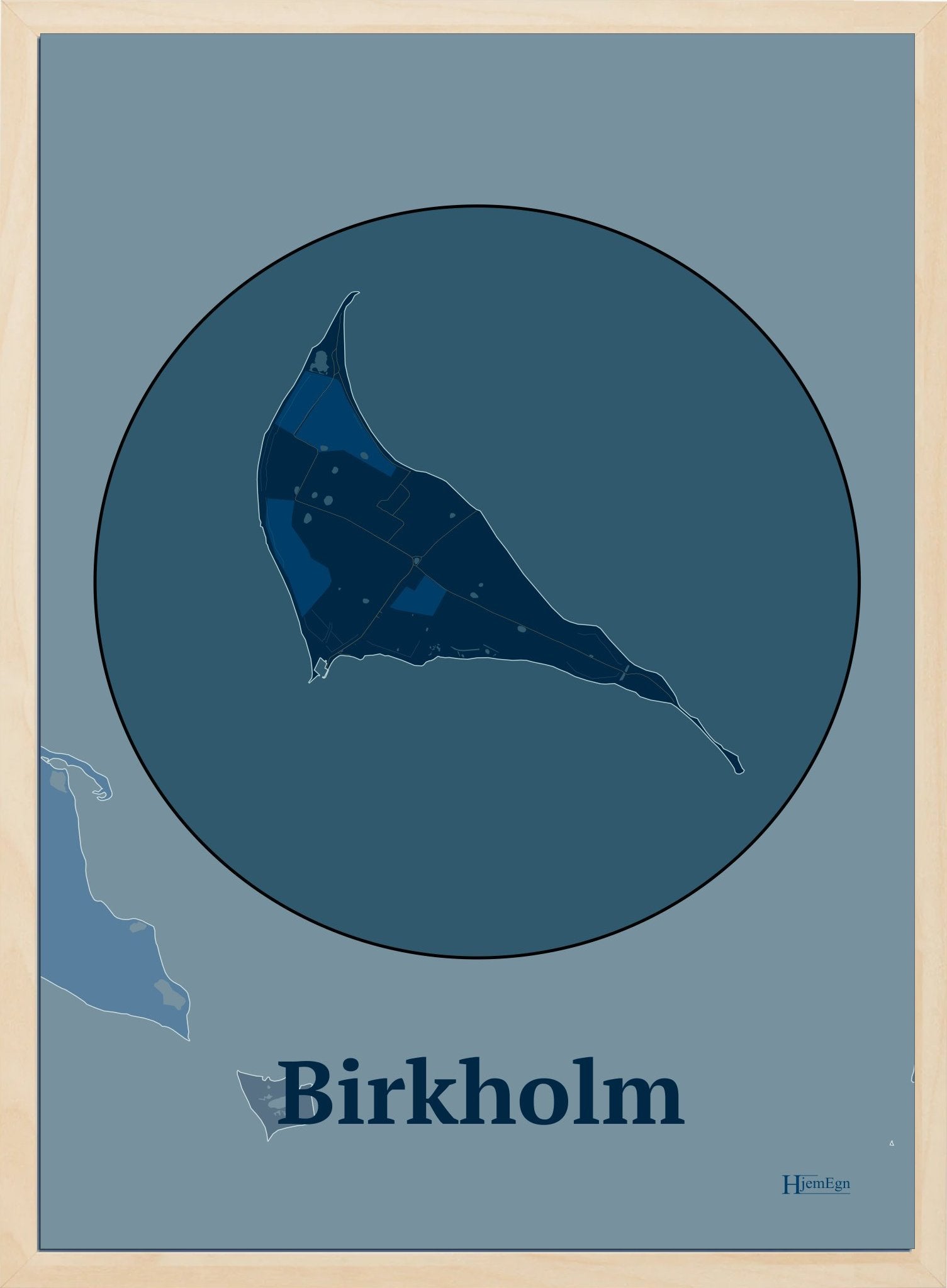 Birkholm plakat i farve mørk blå og HjemEgn.dk design centrum. Design ø-kort for Birkholm