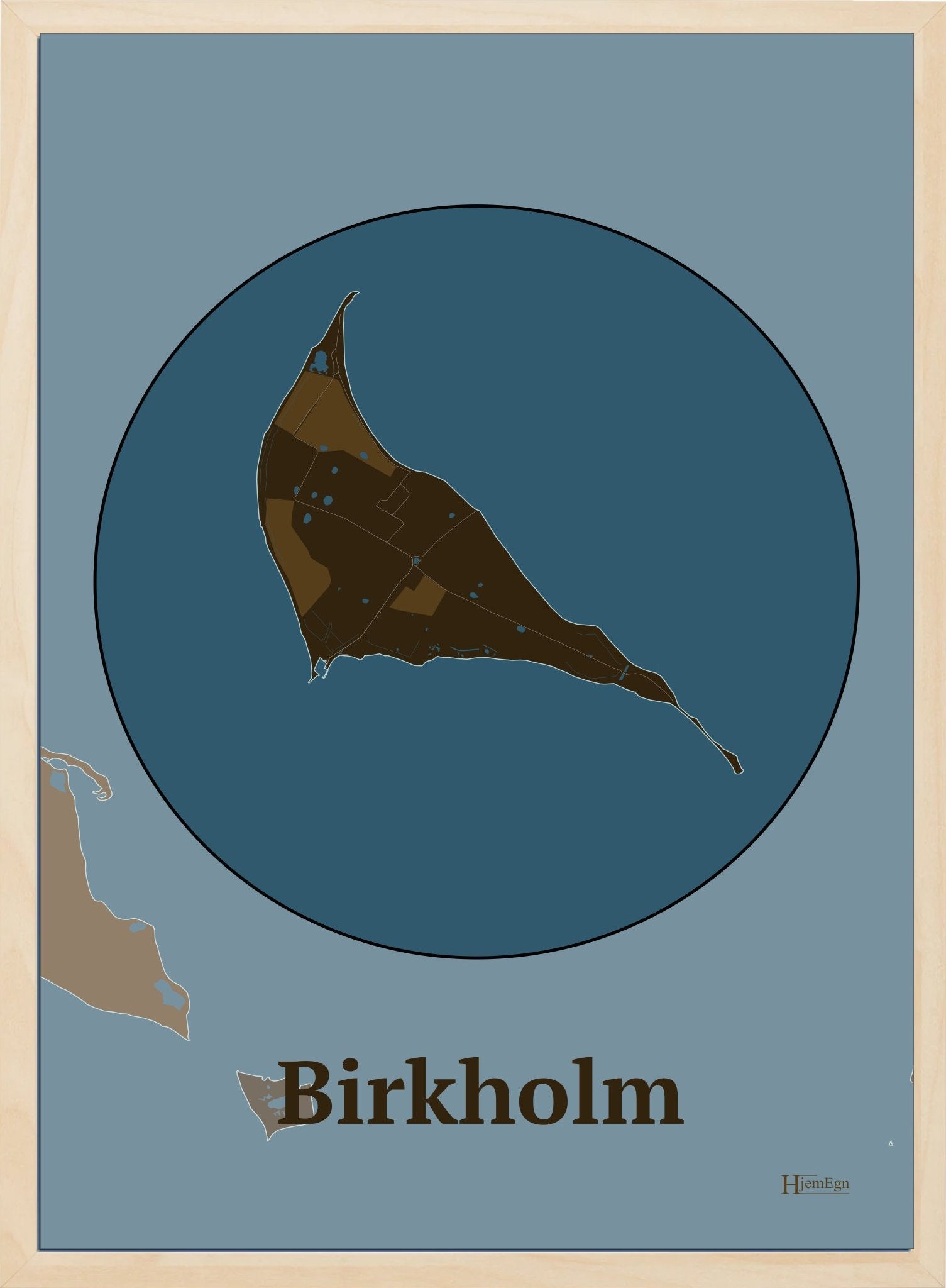 Birkholm plakat i farve mørk brun og HjemEgn.dk design centrum. Design ø-kort for Birkholm