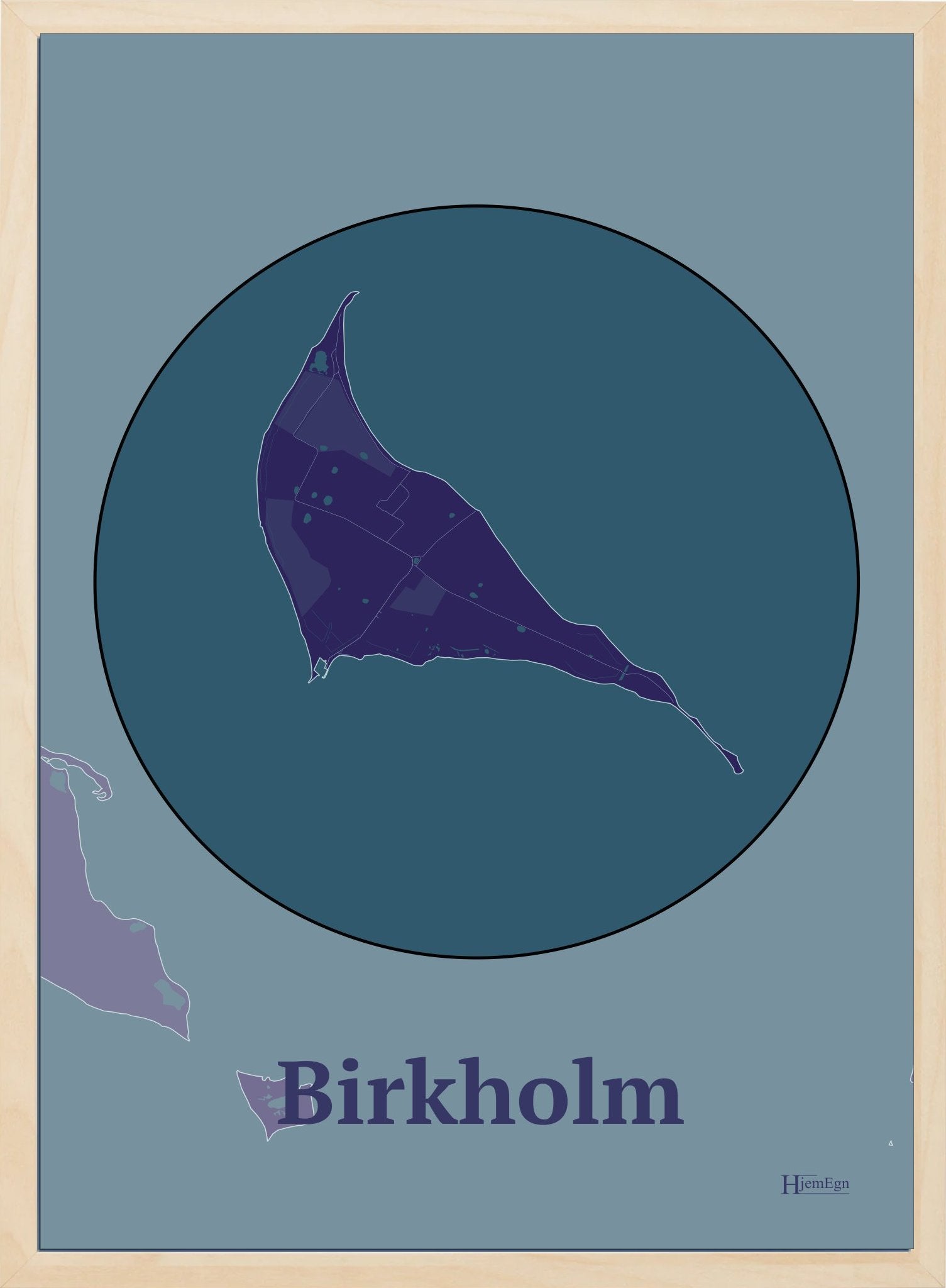Birkholm plakat i farve mørk lilla og HjemEgn.dk design centrum. Design ø-kort for Birkholm