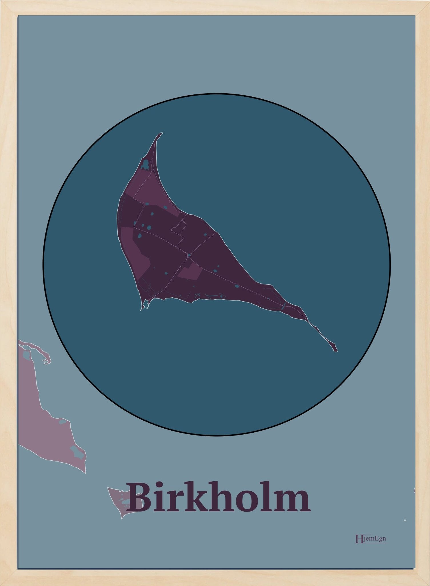 Birkholm plakat i farve mørk rød og HjemEgn.dk design centrum. Design ø-kort for Birkholm