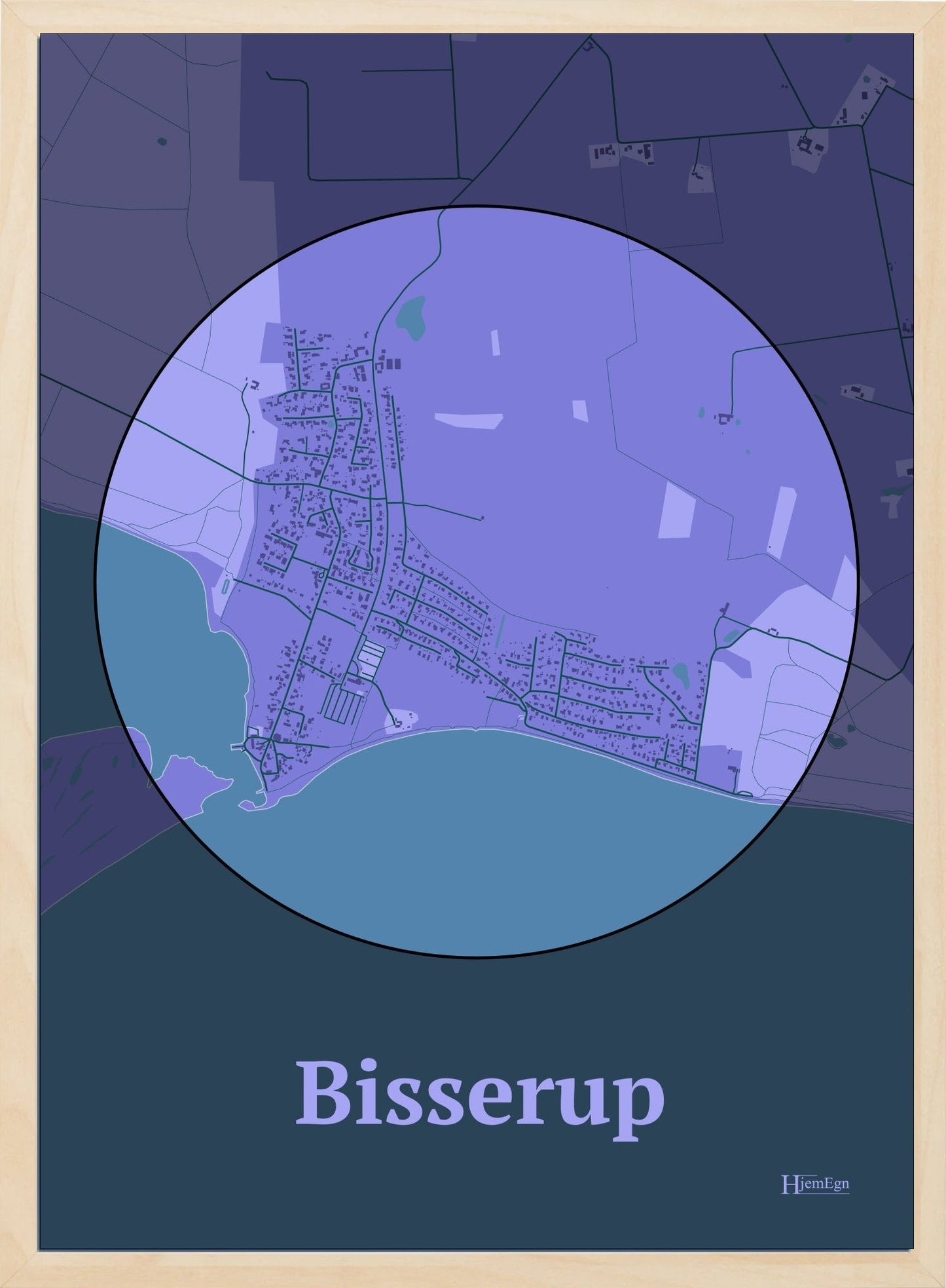 Bisserup plakat i farve pastel lilla og HjemEgn.dk design centrum. Design bykort for Bisserup