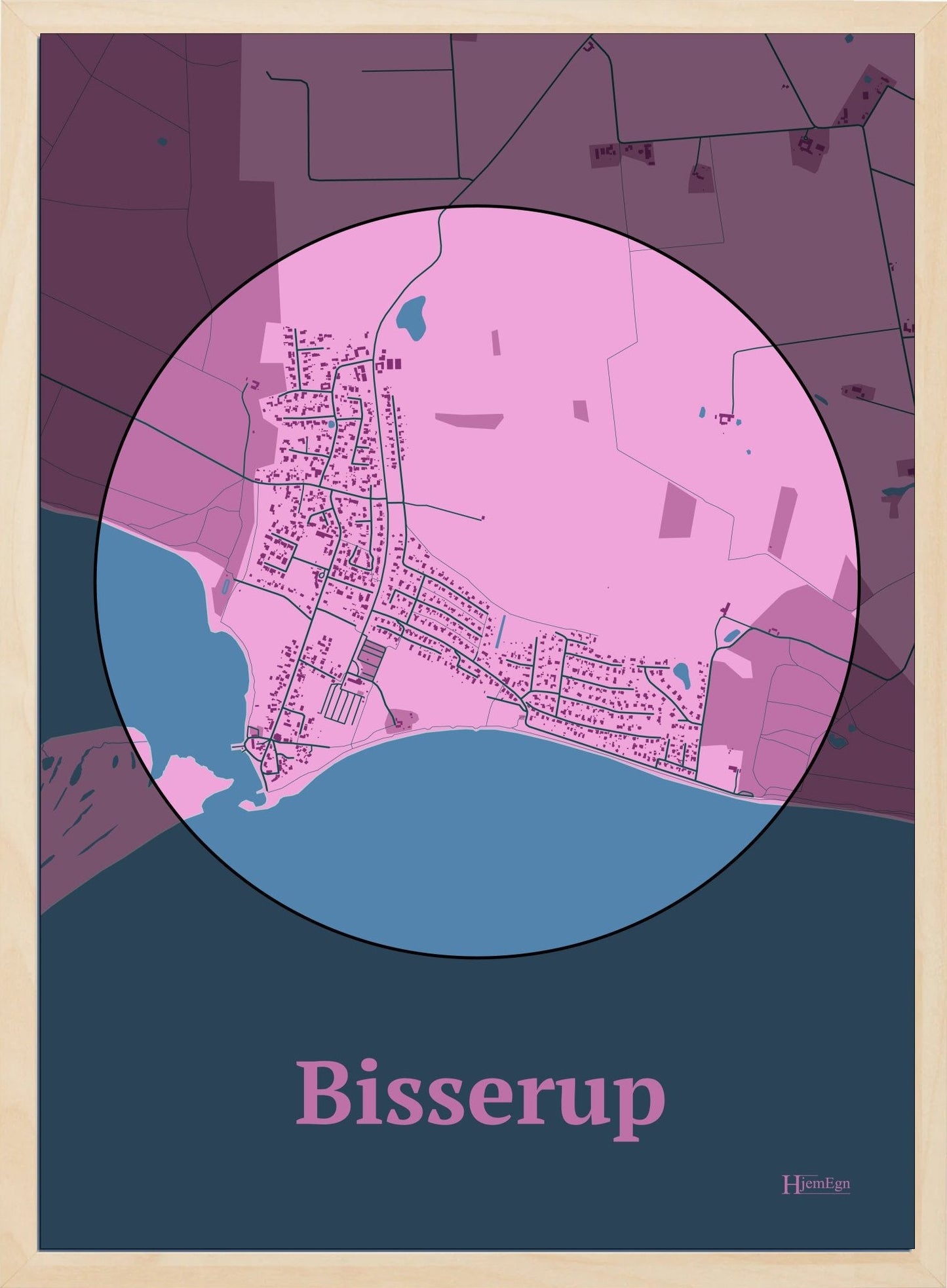 Bisserup plakat i farve pastel rød og HjemEgn.dk design centrum. Design bykort for Bisserup
