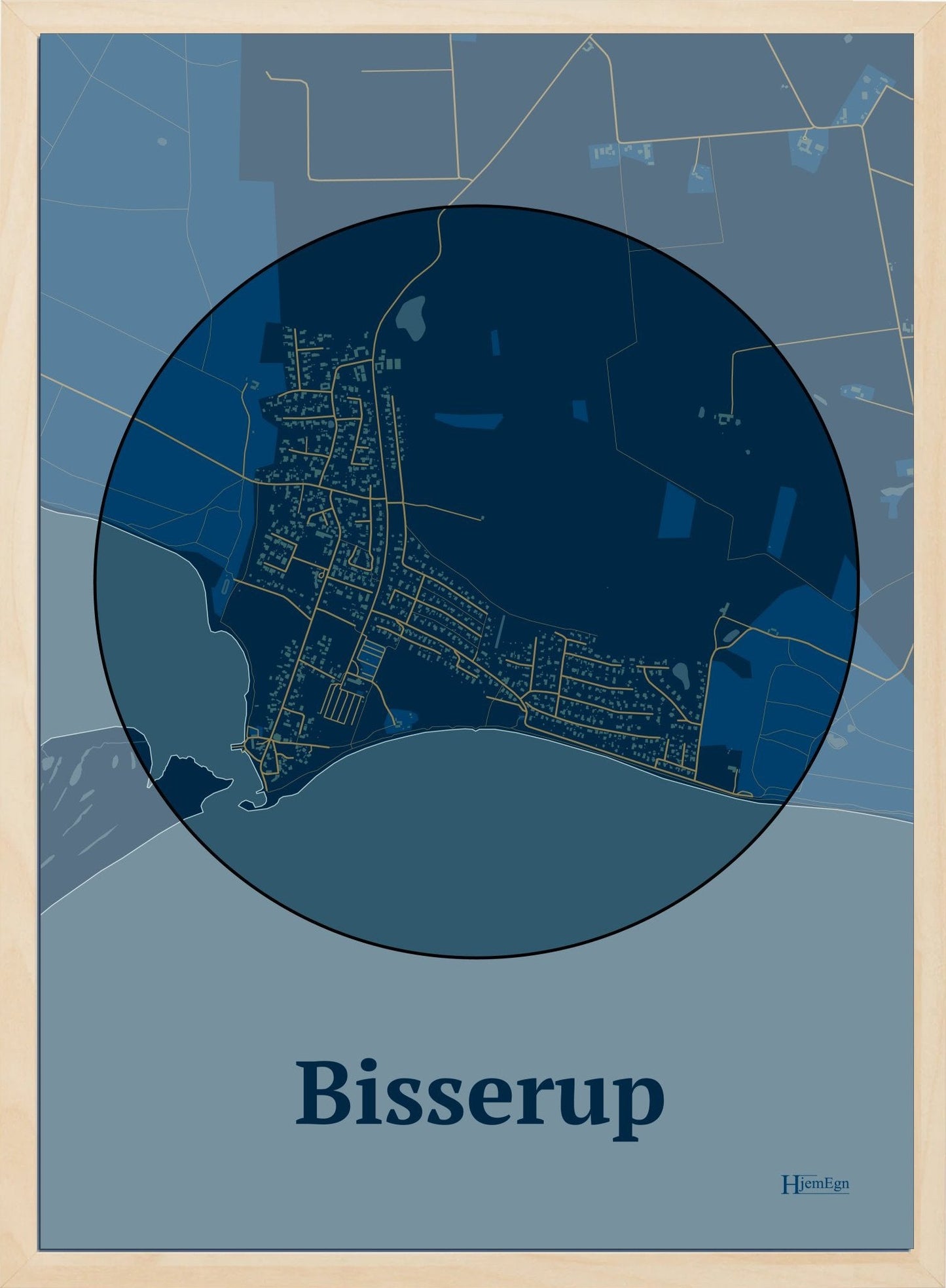 Bisserup plakat i farve mørk blå og HjemEgn.dk design centrum. Design bykort for Bisserup