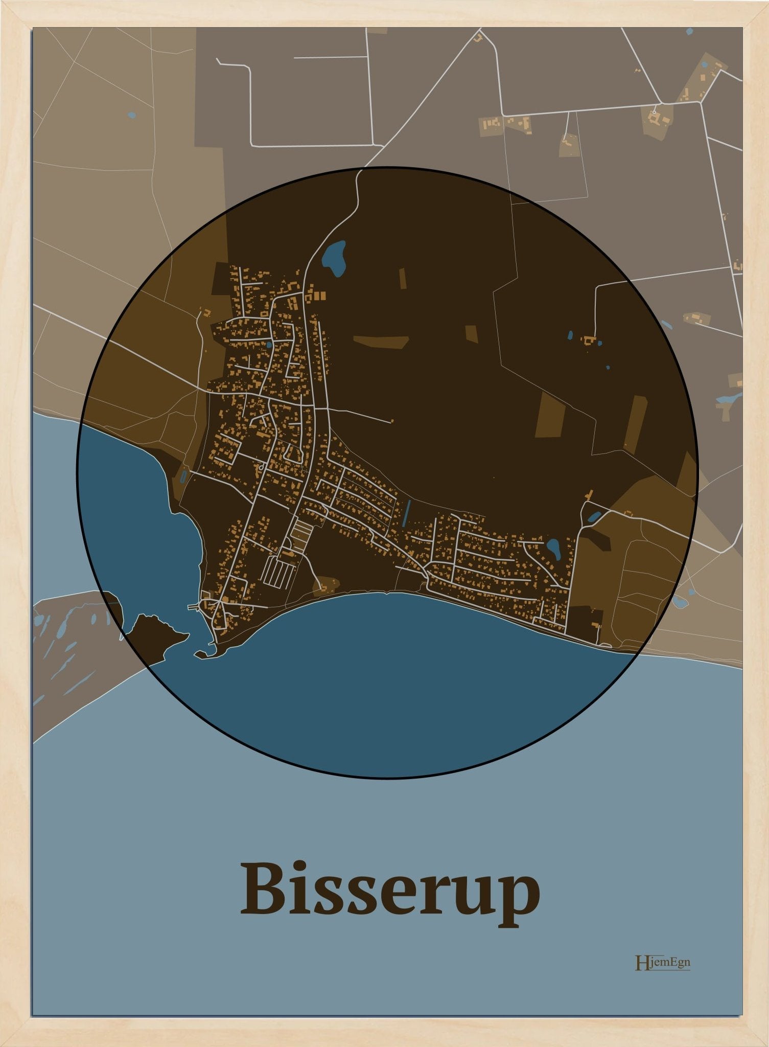 Bisserup plakat i farve mørk brun og HjemEgn.dk design centrum. Design bykort for Bisserup