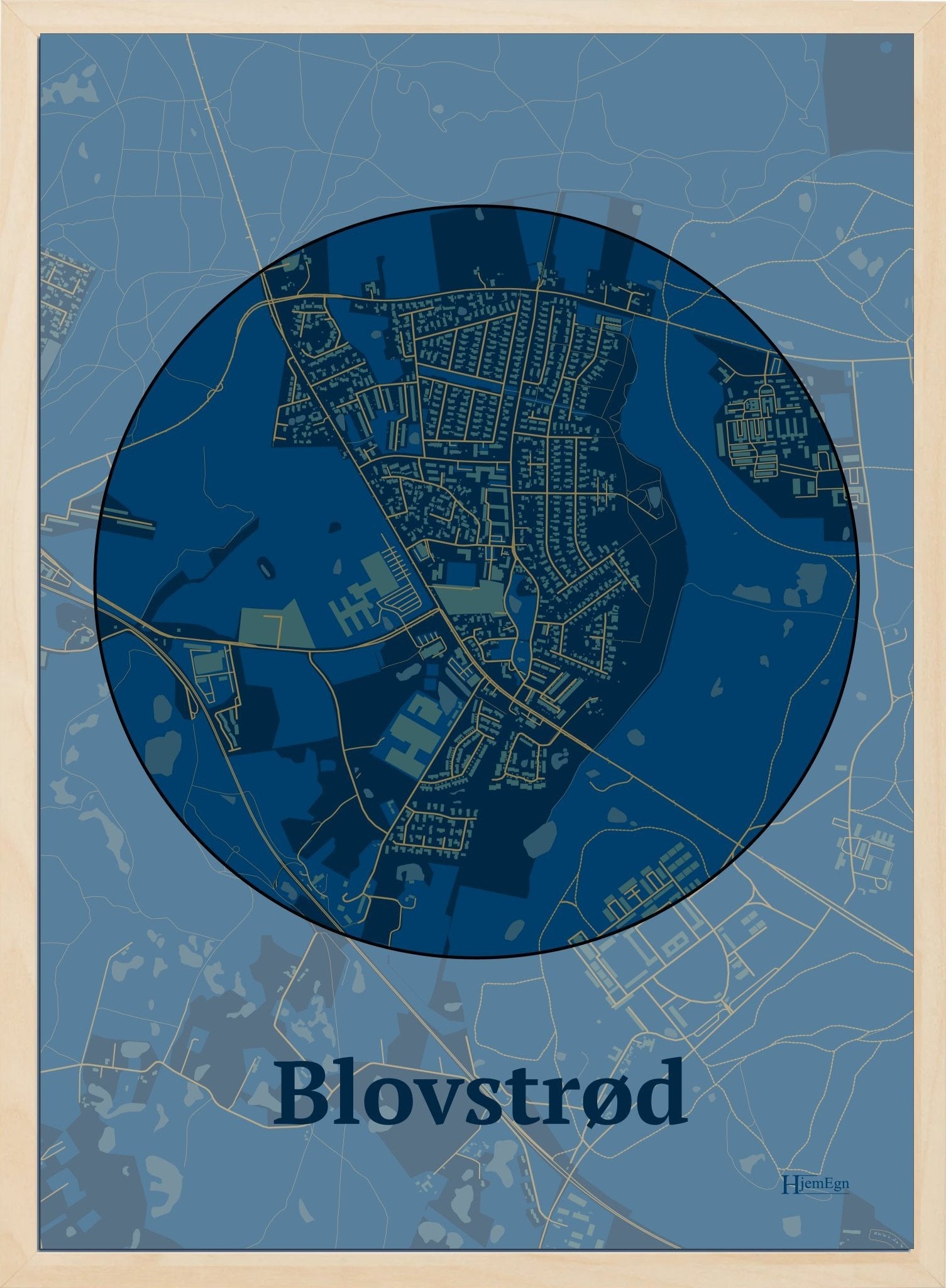 Blovstrød plakat i farve mørk blå og HjemEgn.dk design centrum. Design bykort for Blovstrød