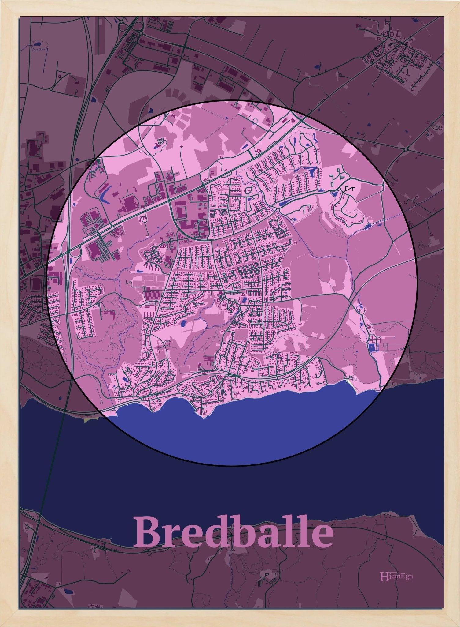 Bredballe plakat i farve pastel rød og HjemEgn.dk design centrum. Design bykort for Bredballe