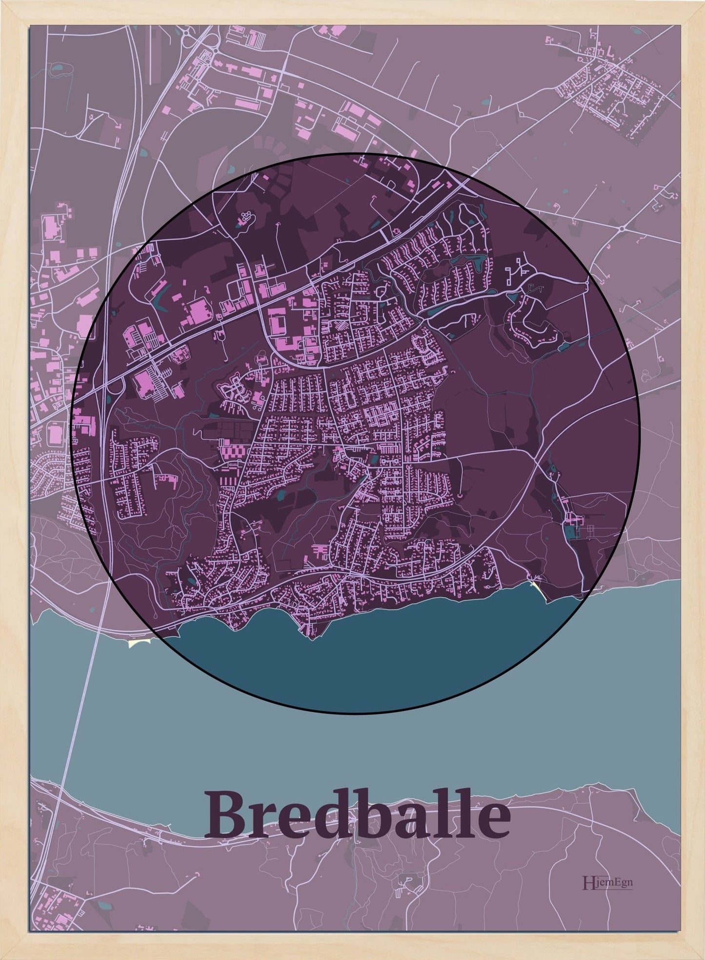 Bredballe plakat i farve mørk rød og HjemEgn.dk design centrum. Design bykort for Bredballe