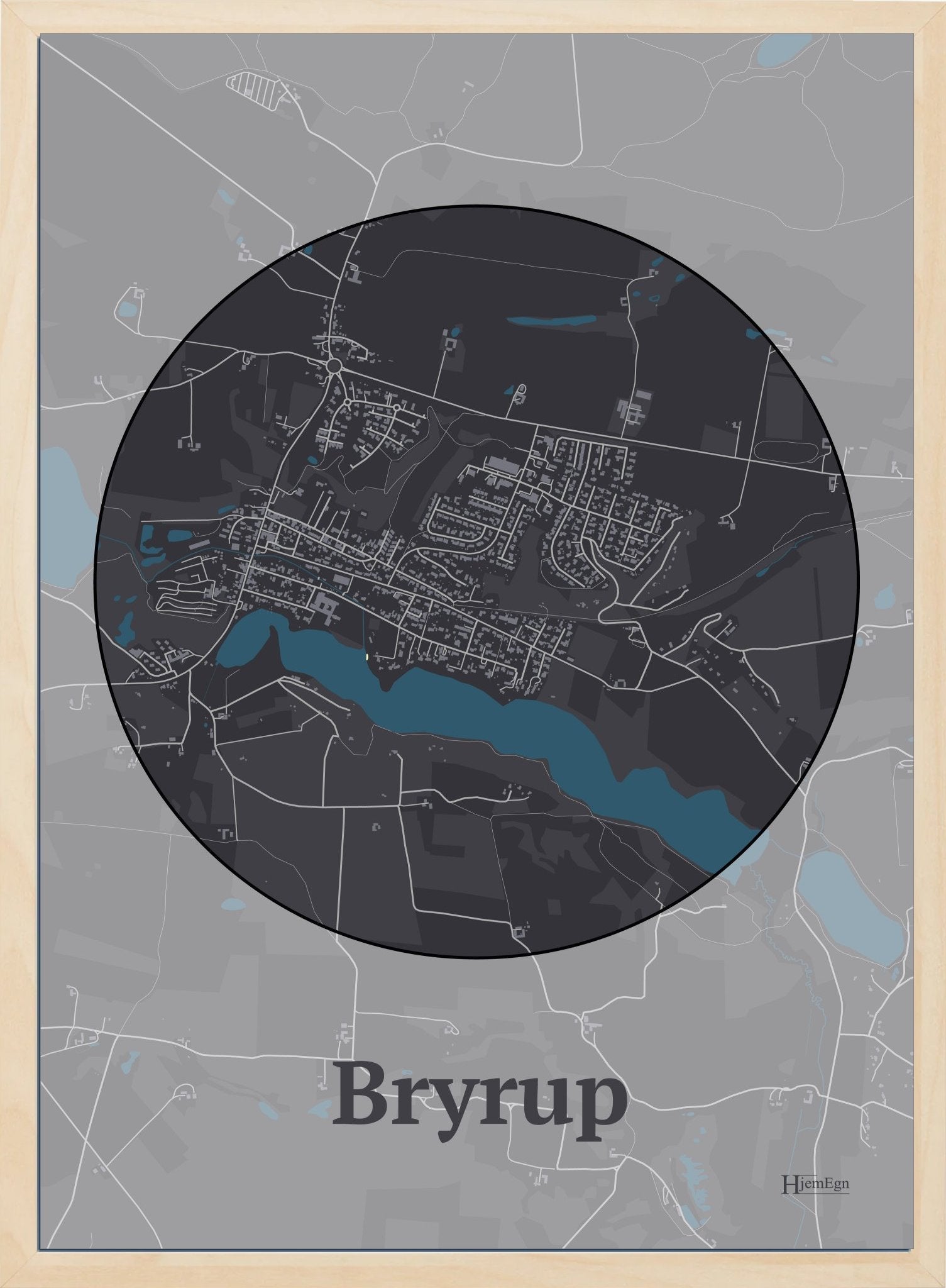 Bryrup plakat i farve mørk brun og HjemEgn.dk design centrum. Design bykort for Bryrup